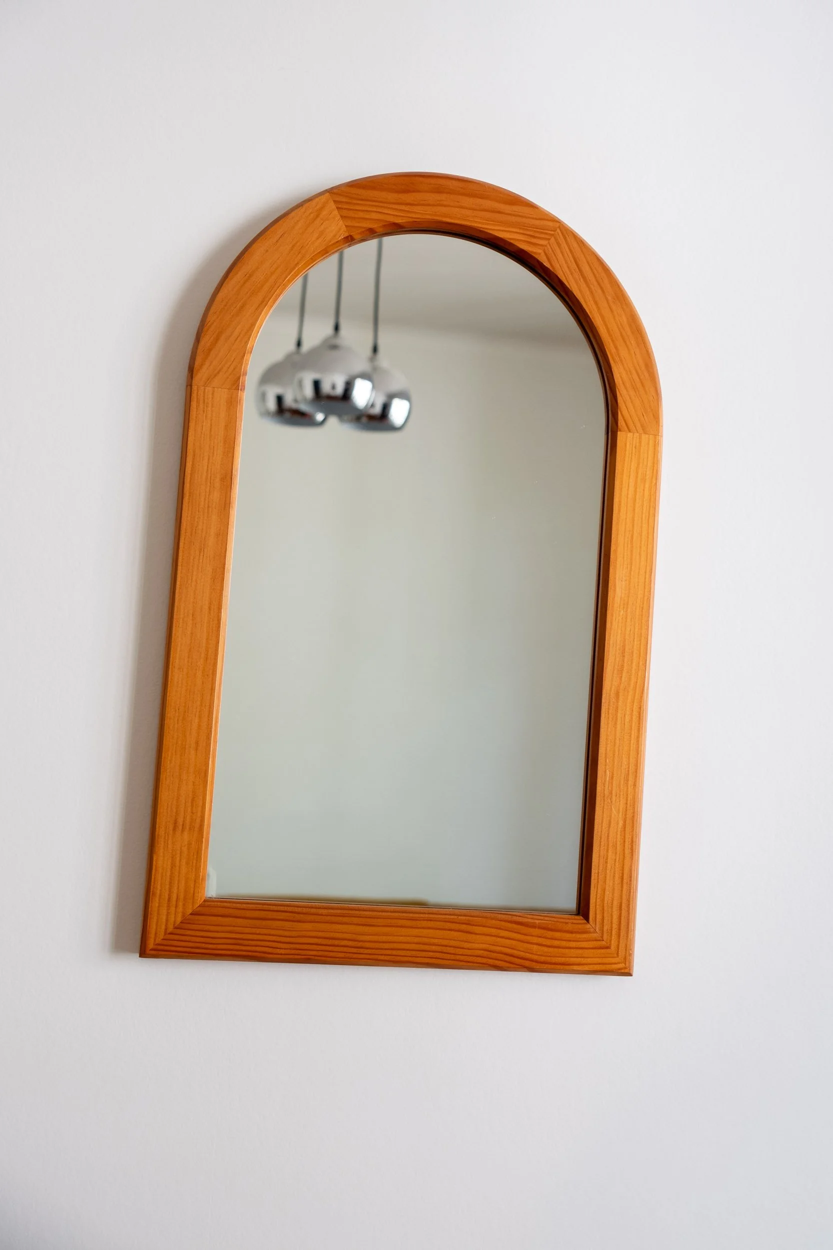 très beau miroir vintage en pin couleur miel en forme d'arche et en parfait état