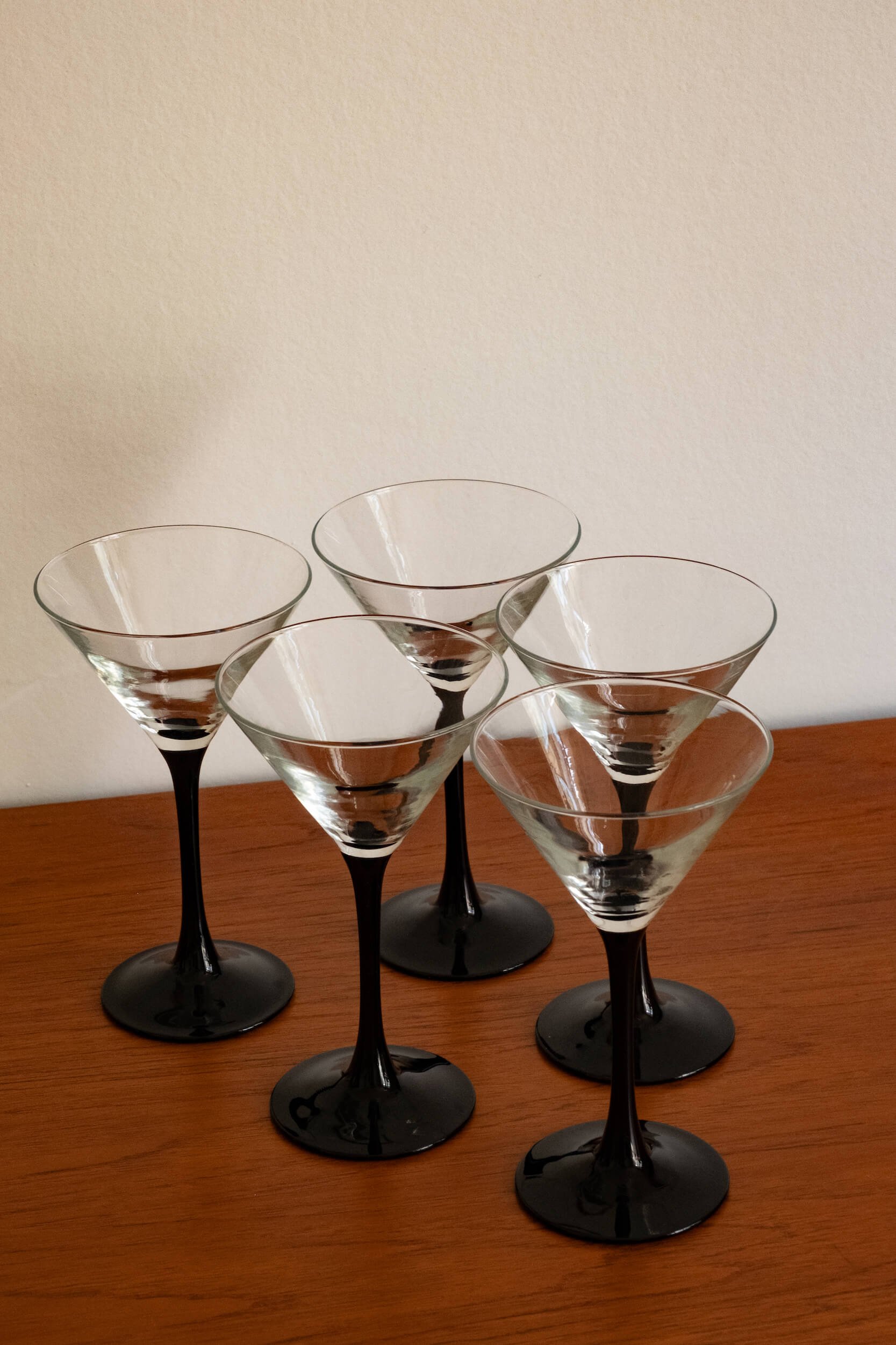 vue sur les verres à cocktail de la marque française Luminarc des années 70 vintage