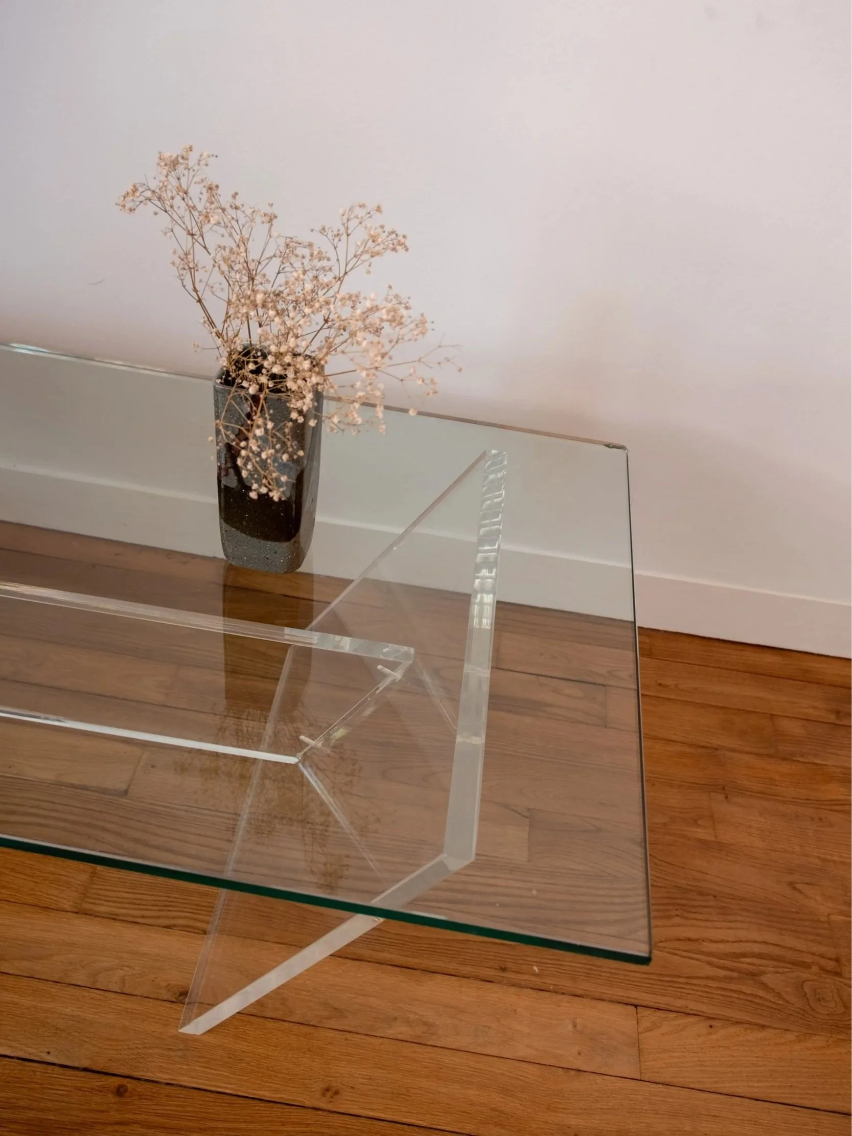 un autre angle de vue montrant le parfait état du plateau en verre de cette table design des années 70