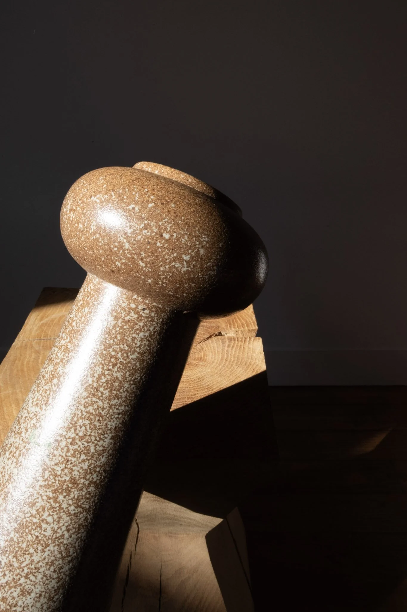focus sur le beau décor moucheté du vase montrant un travail artisanal et unique