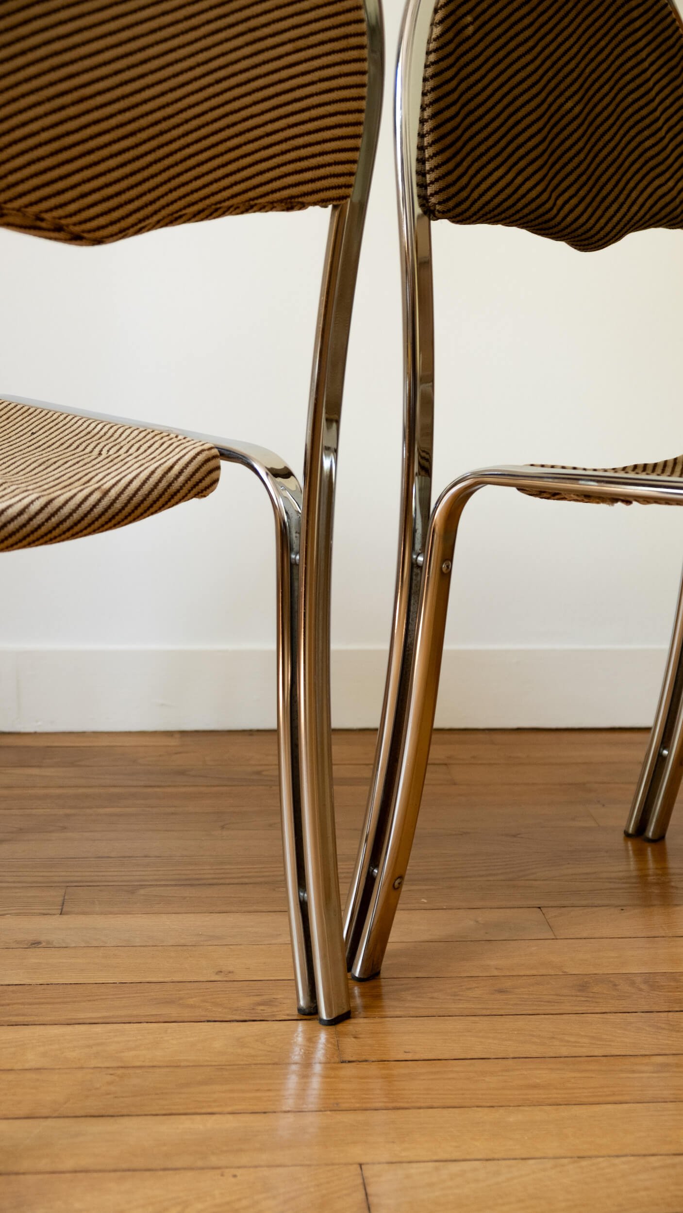 Focus sur les pieds des chaises italiennes modernistes des années 70