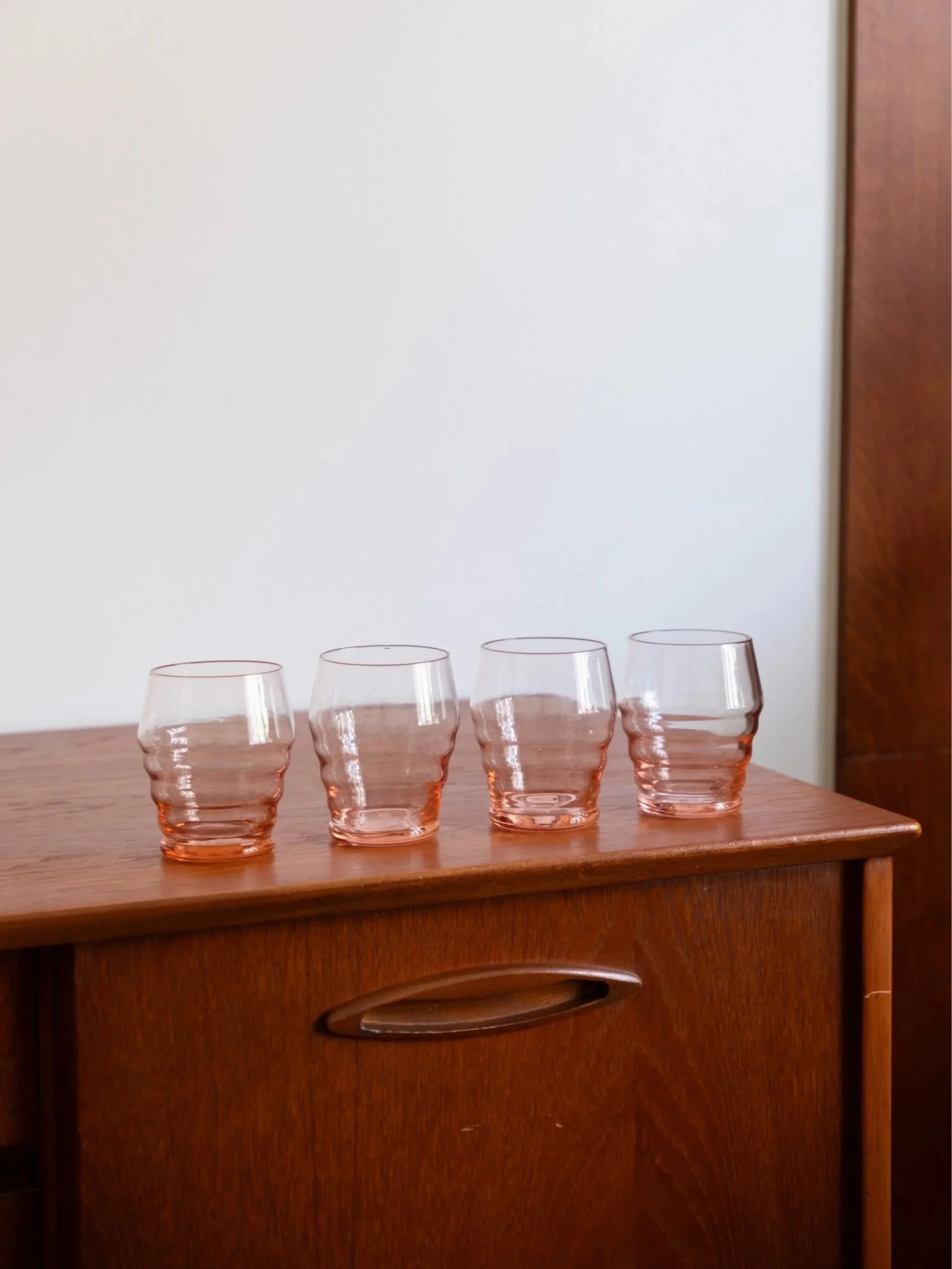 les 4 verres vintage de face en très bon état