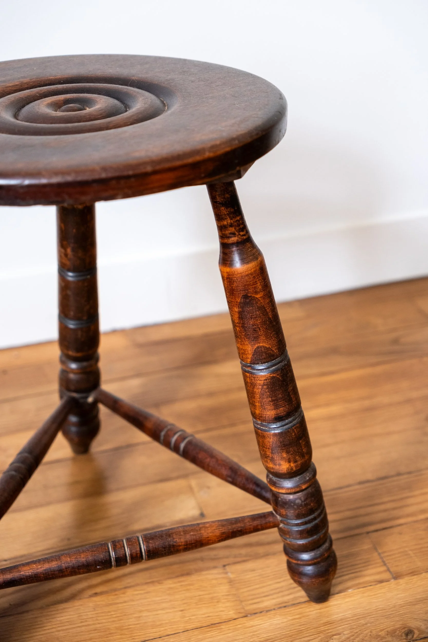 tabouret-tripode-bois-tourné-Pupilles-brocante-Rennes4.jpg