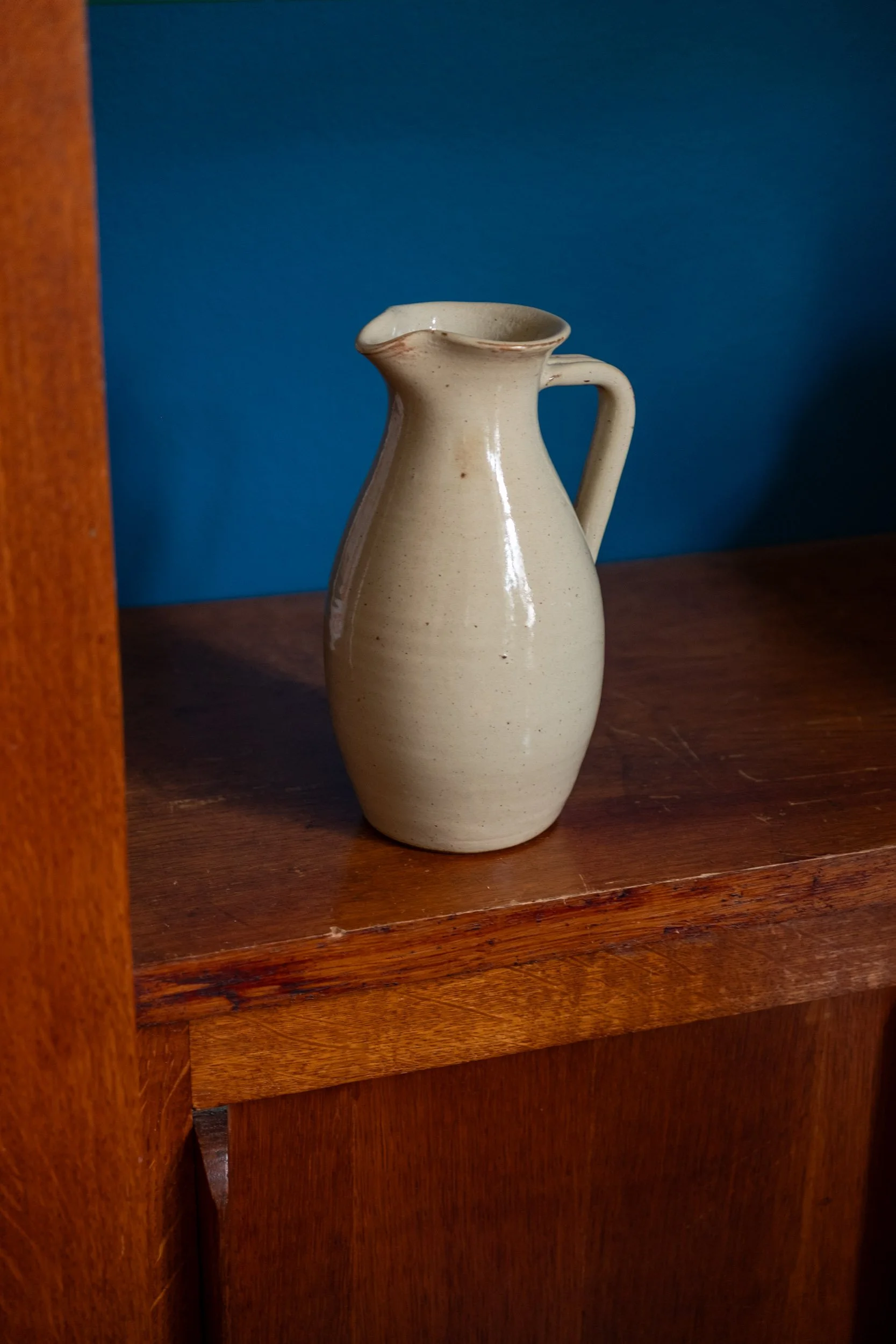Pichet vintage en grès émaillé couleur beige – Poterie artisanale, années 70