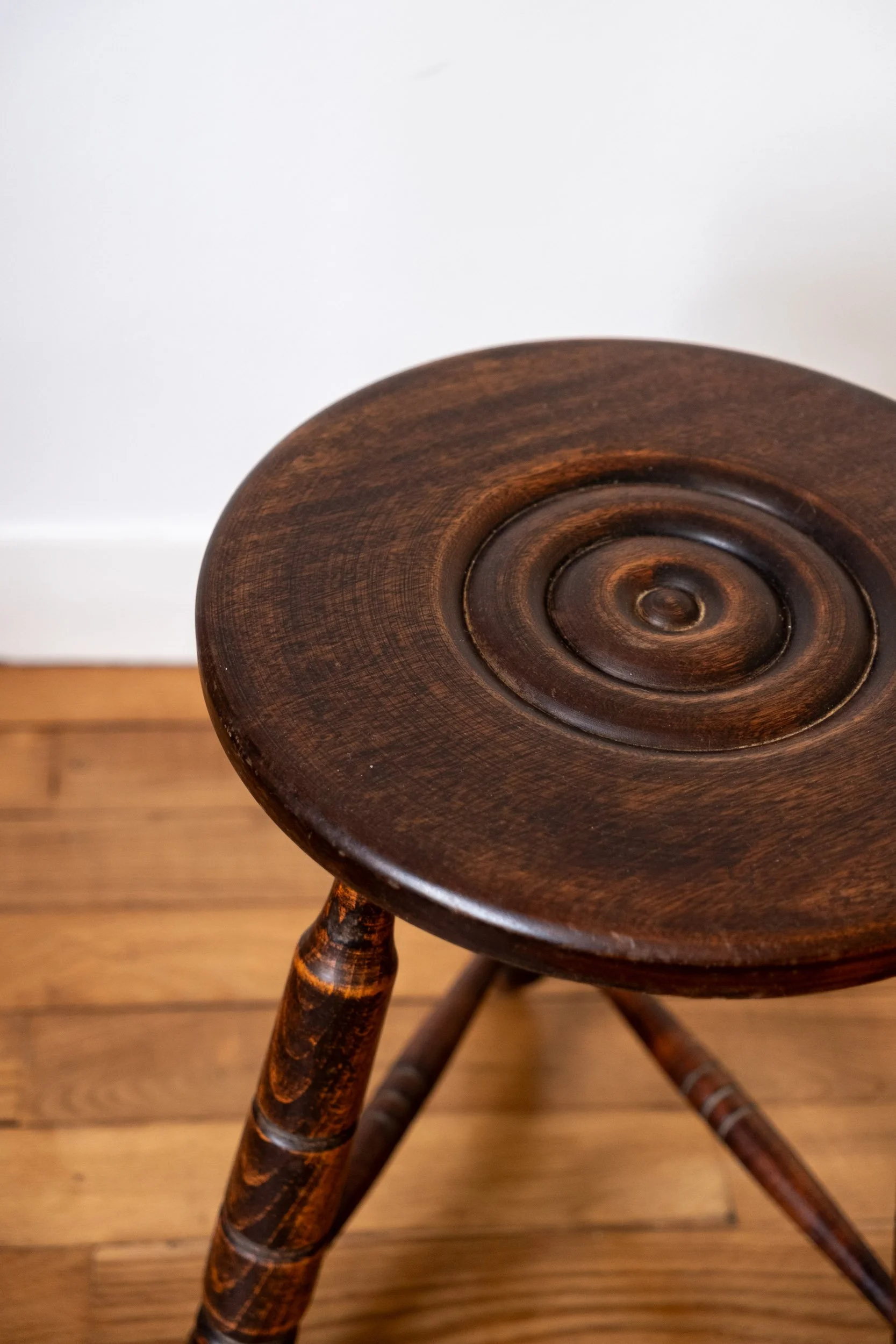 tabouret-tripode-bois-tourné-Pupilles-brocante-Rennes3.jpg