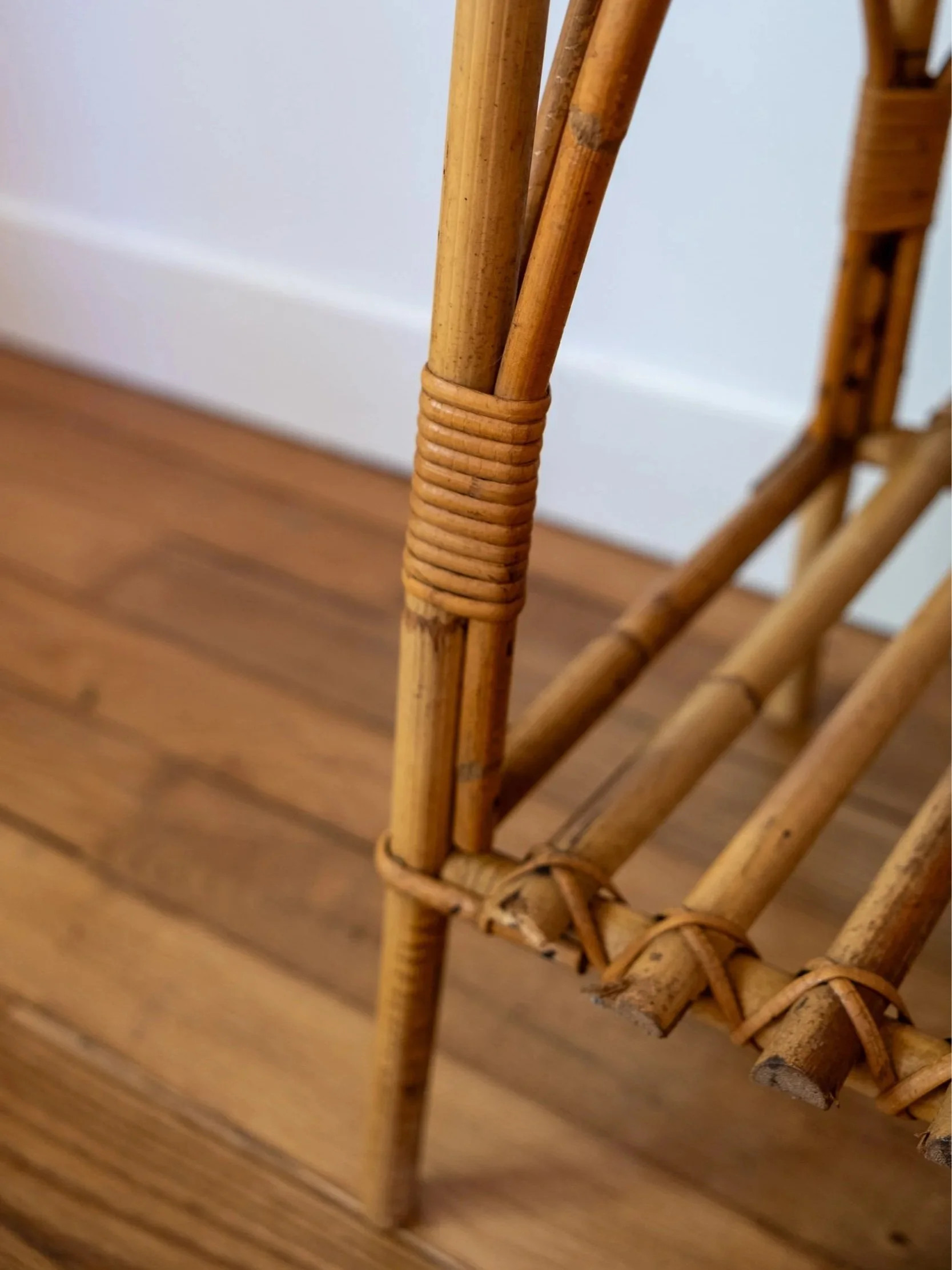 zoom sur un autre pied en rotin de la table vintage en très bon état