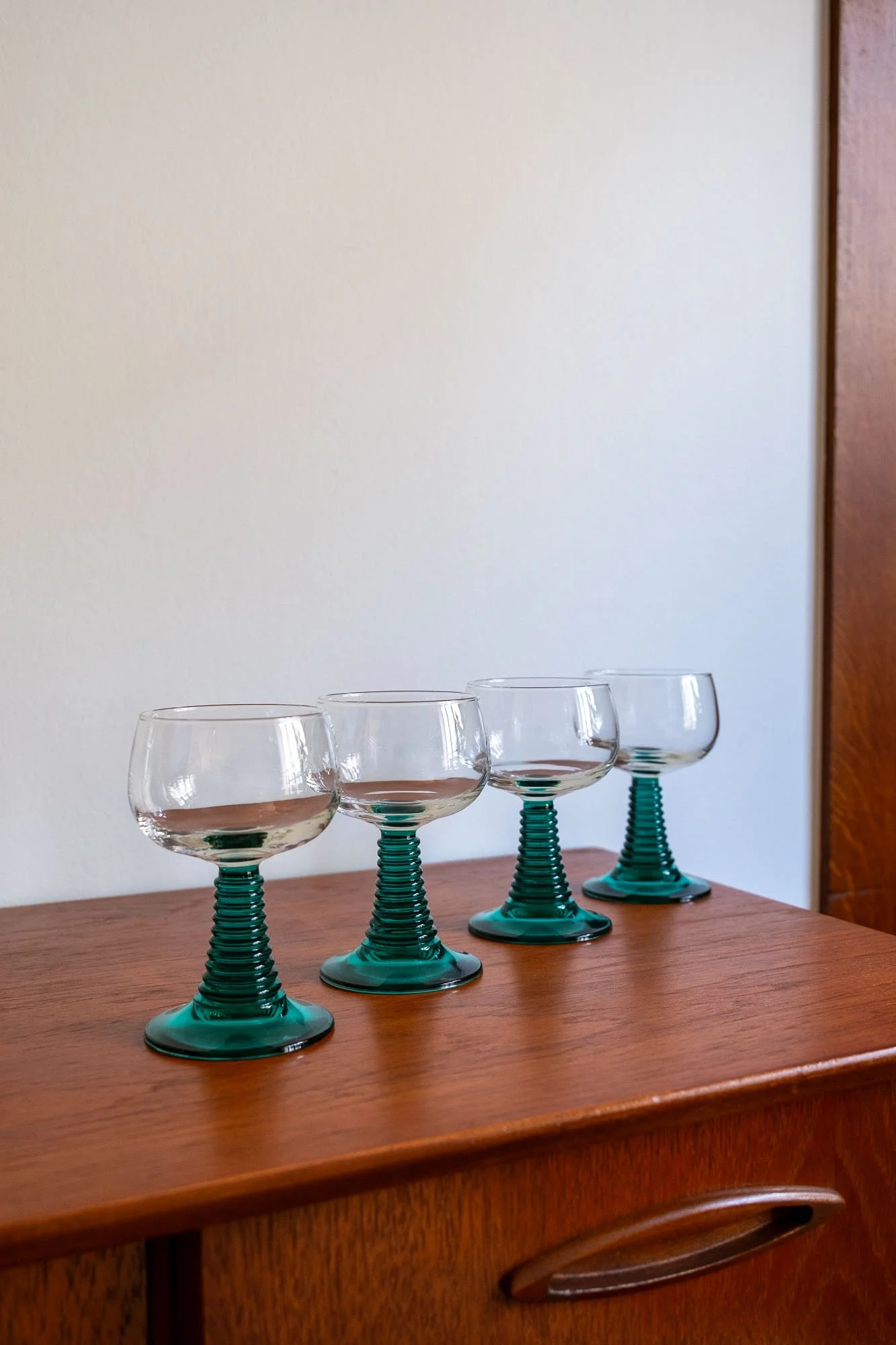 Verres-à-vin-pied-vert-émeraude-années-70-vintage-Pupilles-Vintage-Rennes2.jpg