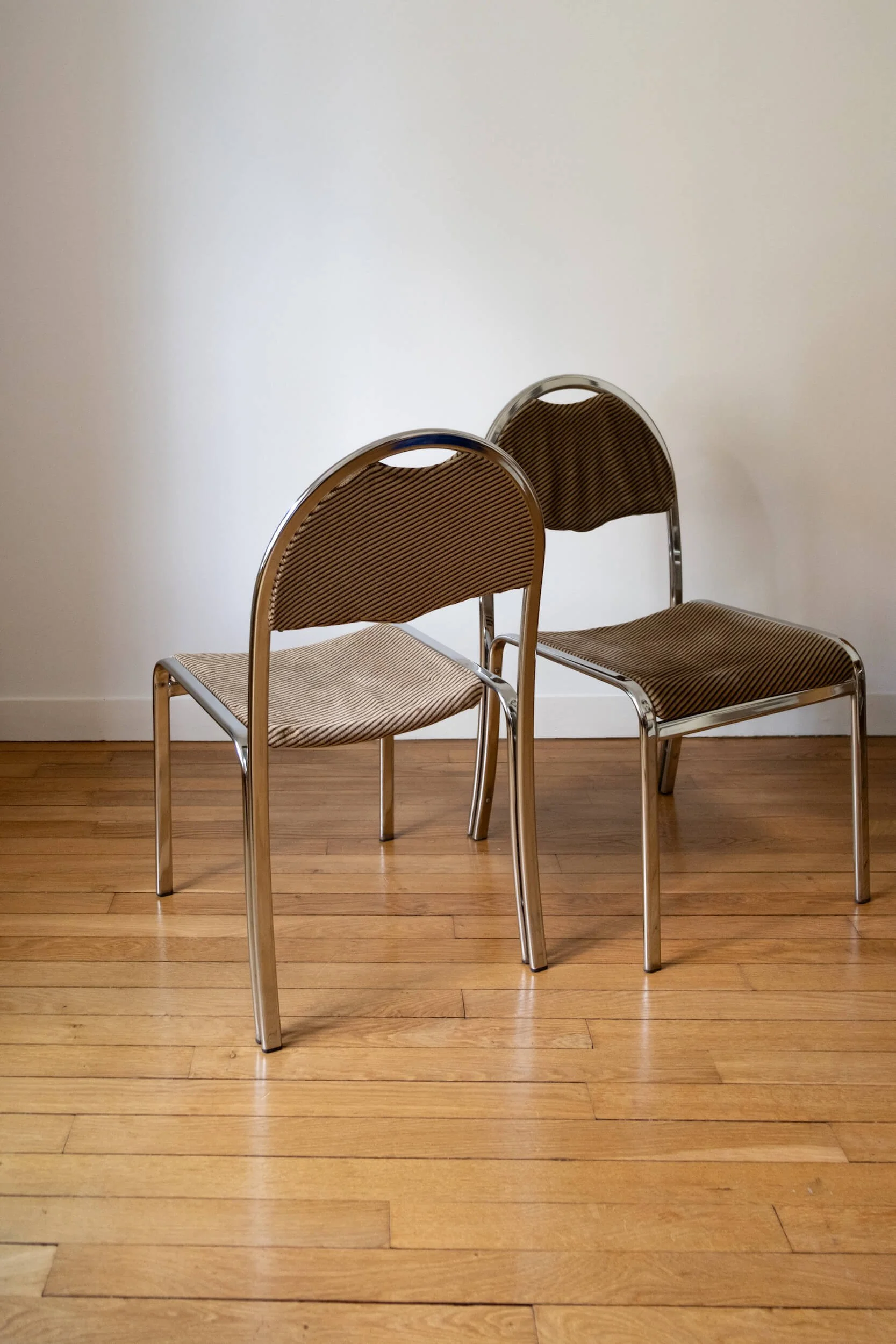 Paire de chaises italiennes en métal chromé et tissu à rayures d'origine, design des années 70, en parfait état