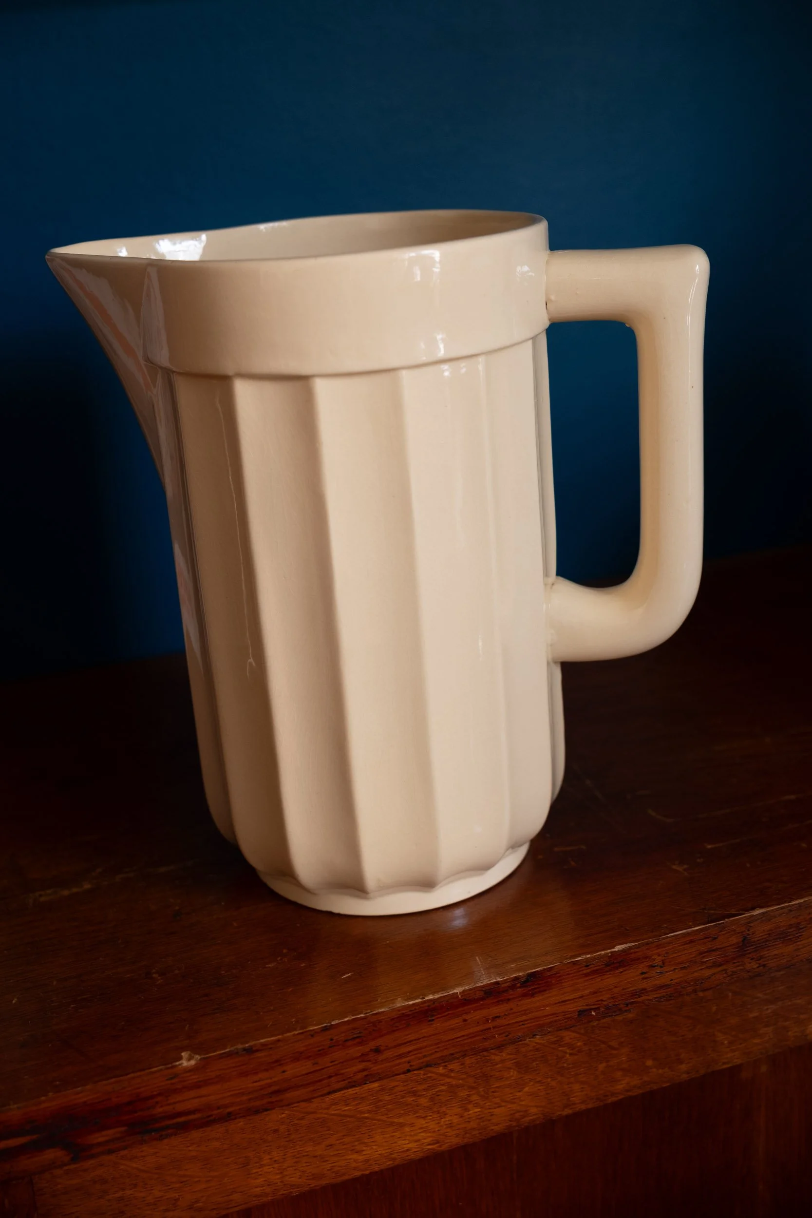 carafe oversize en céramique couleur crème vintage des années 50