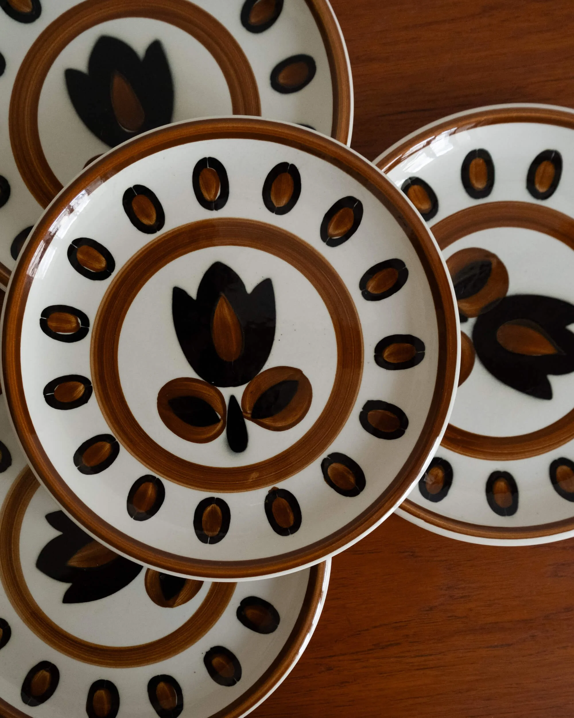 vue de haut sur les assiettes à dessert modèle Kimono design belge emblématique des années 70