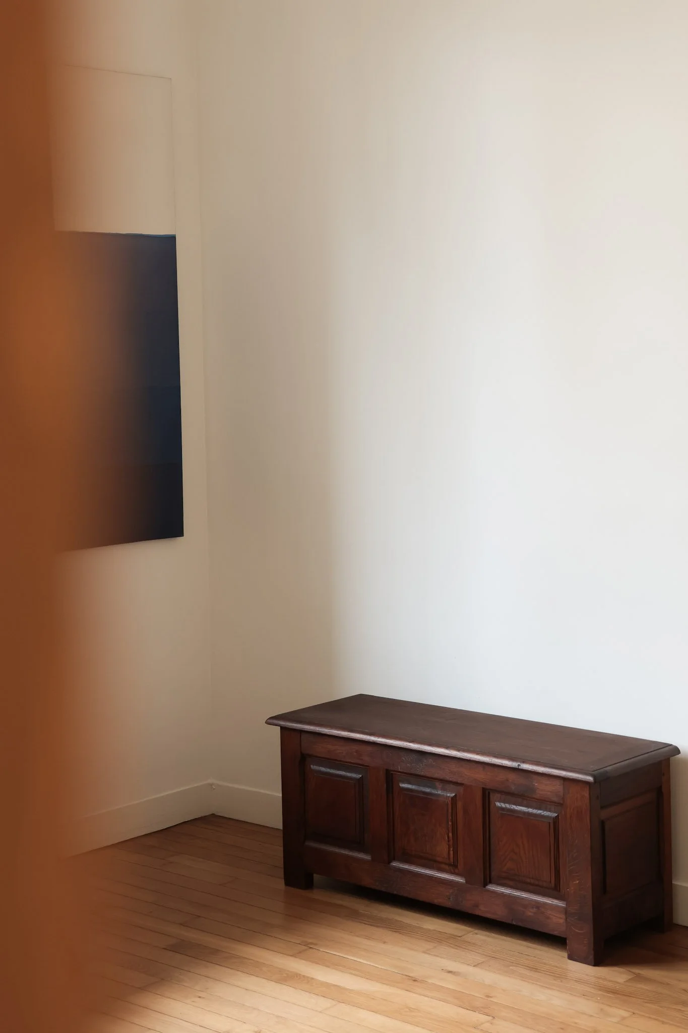 Banc / coffre de rangement en bois - Design brutaliste