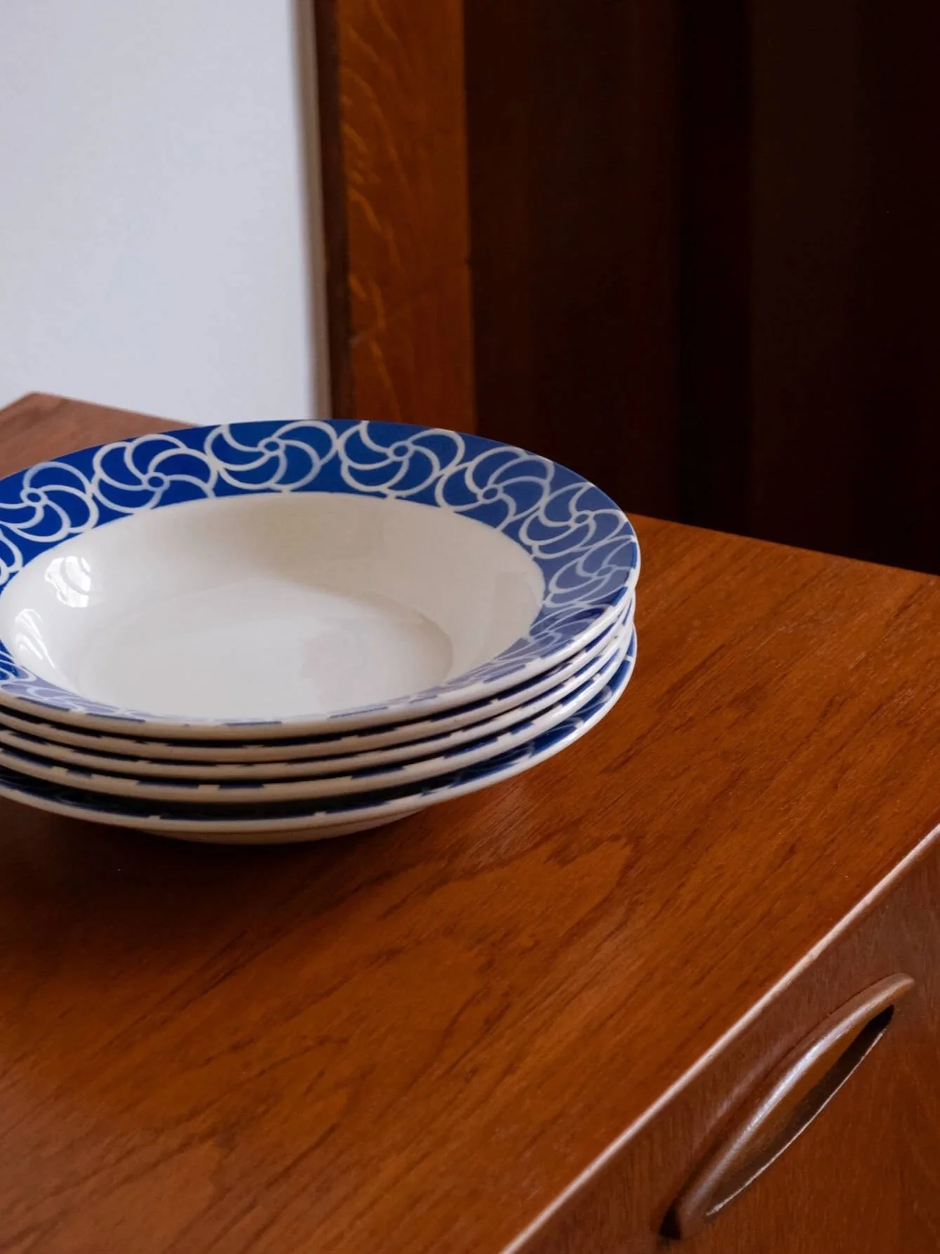 pile d'assiettes creuses vintage de la faïencerie Digoin Sarreguemines des années 50