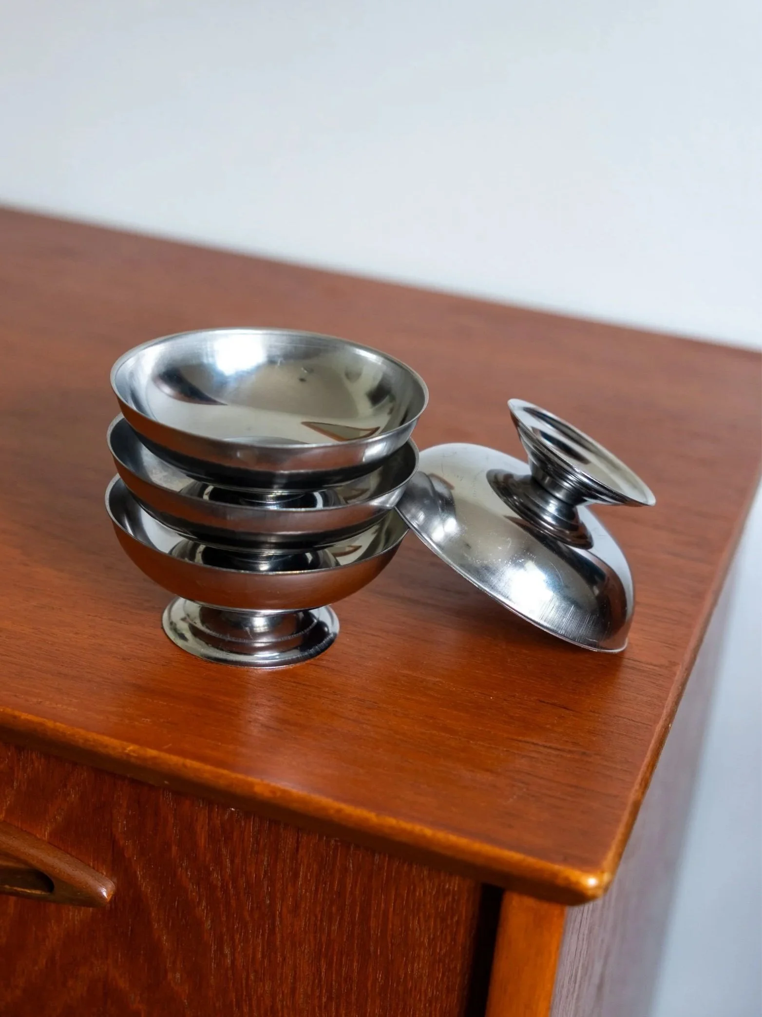 Ensemble de 4 coupes à glace en inox vintage à vendre par la brocante en ligne Pupilles vintage
