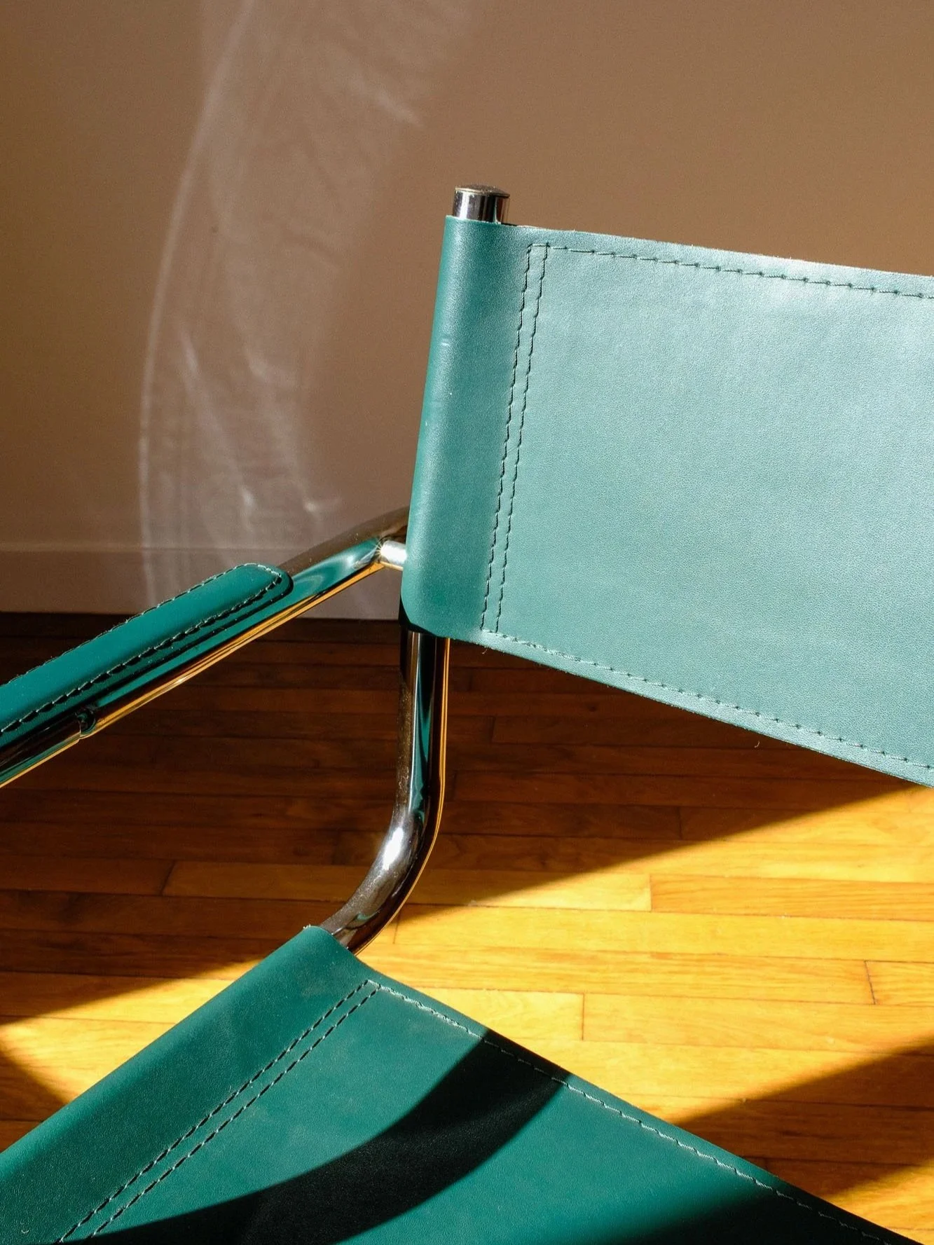Fauteuil-tubulaire-cuir-vert-anne%CC%81es-70-Pupilles-Vintage-Rennes6.jpg