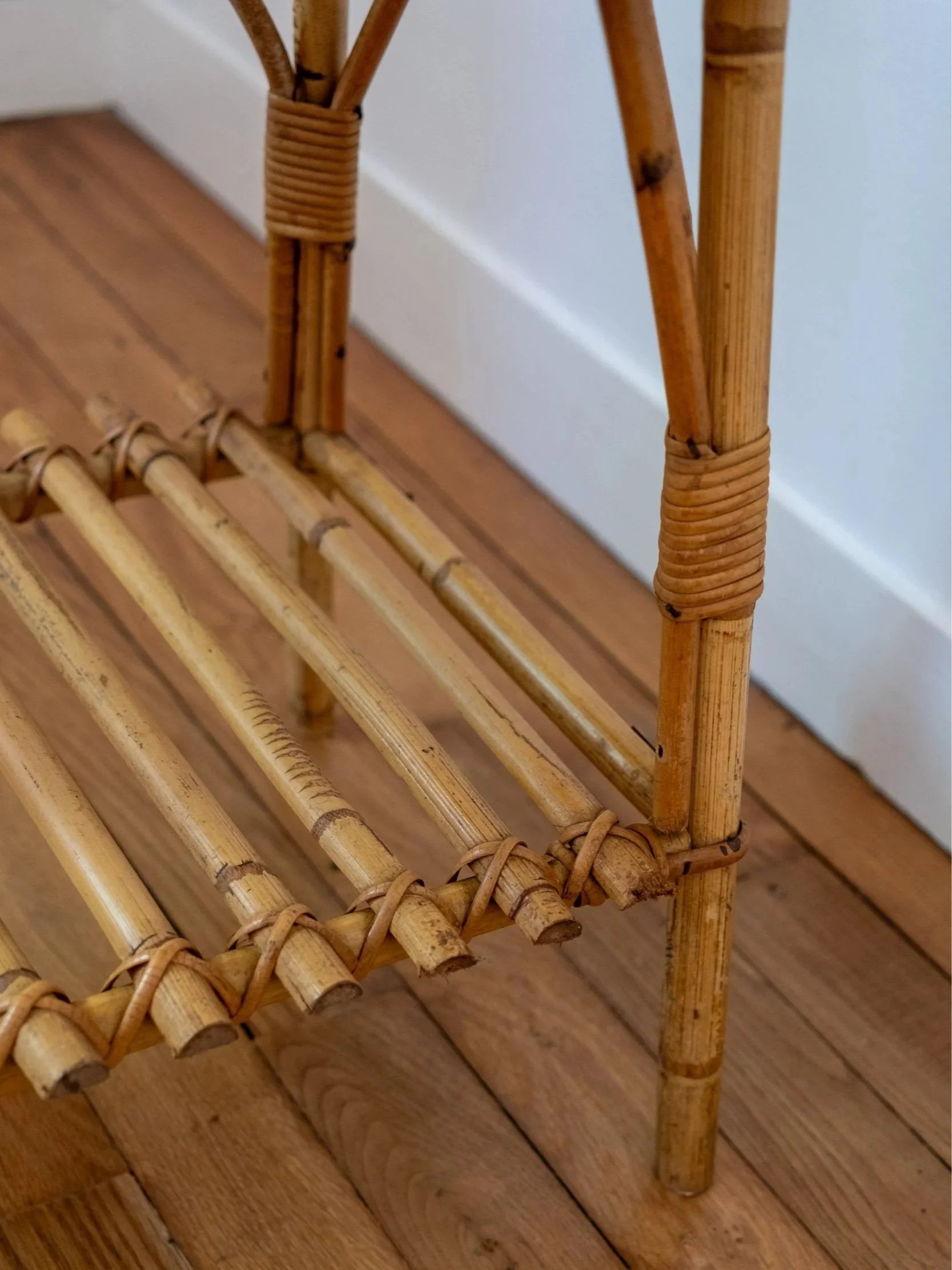 zoom sur le pied en rotin de la table vintage