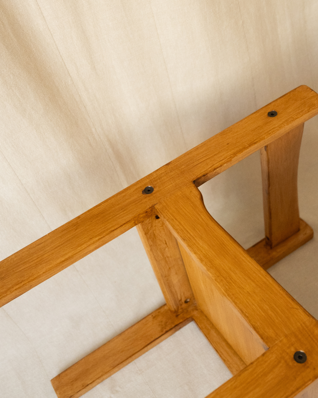 zoom sur la chaise pour enfant vintage en bois en parfait état