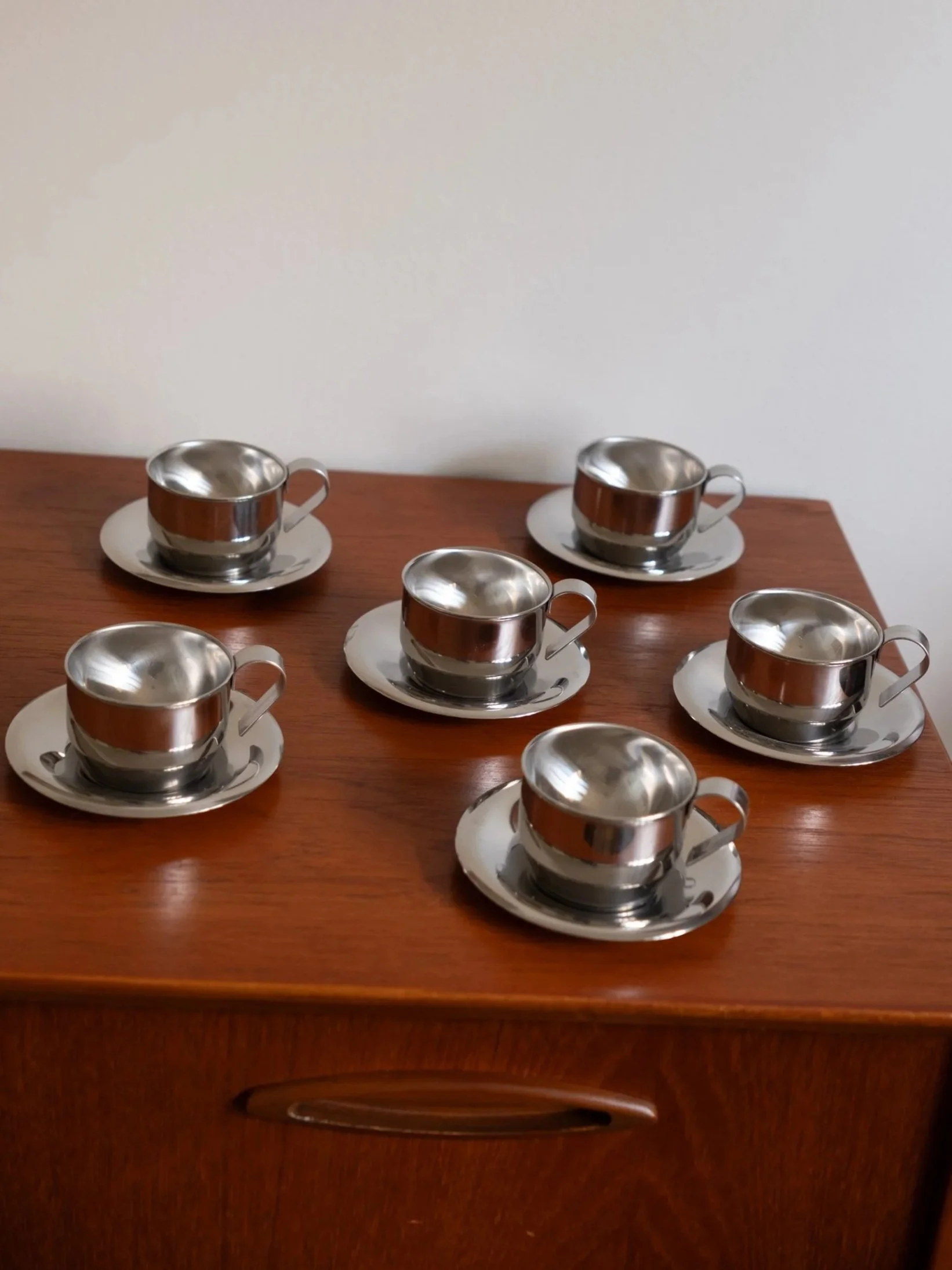 autre angle de vue sur cet ensemble de six tasses et sous-tasses vintage en acier inoxydable en parfait état