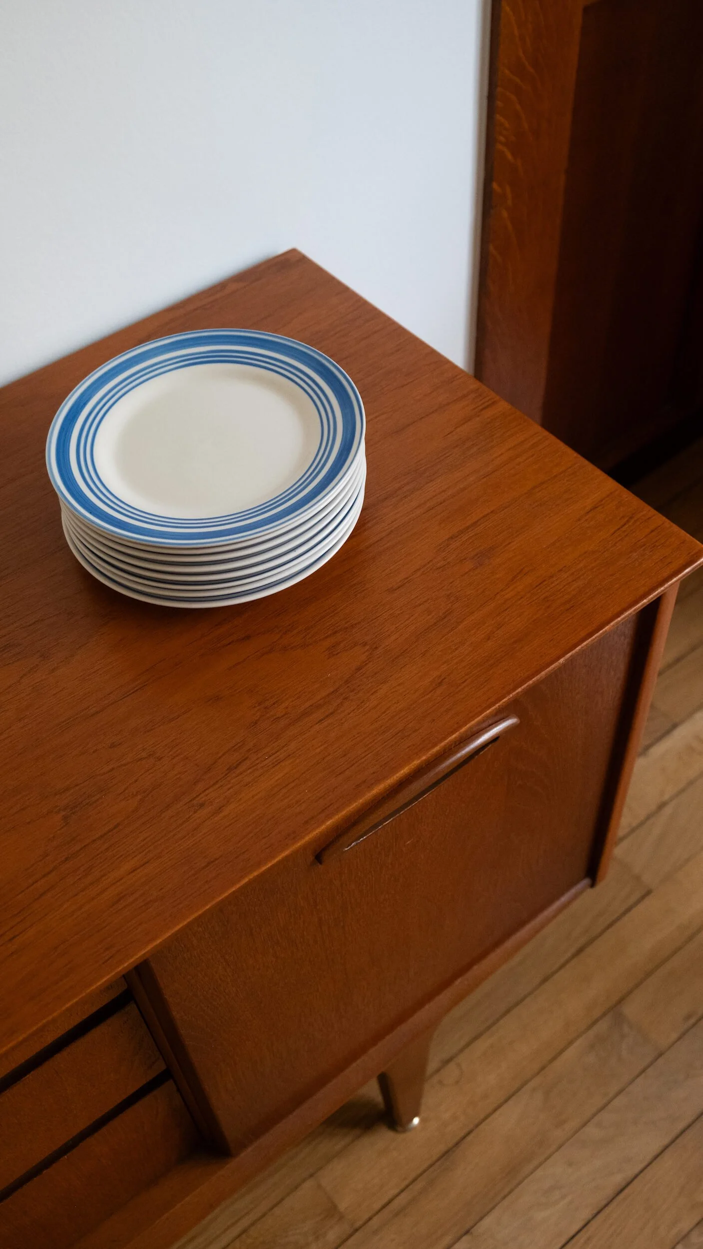 Ensemble de 8 assiettes à dessert, rayures bleues