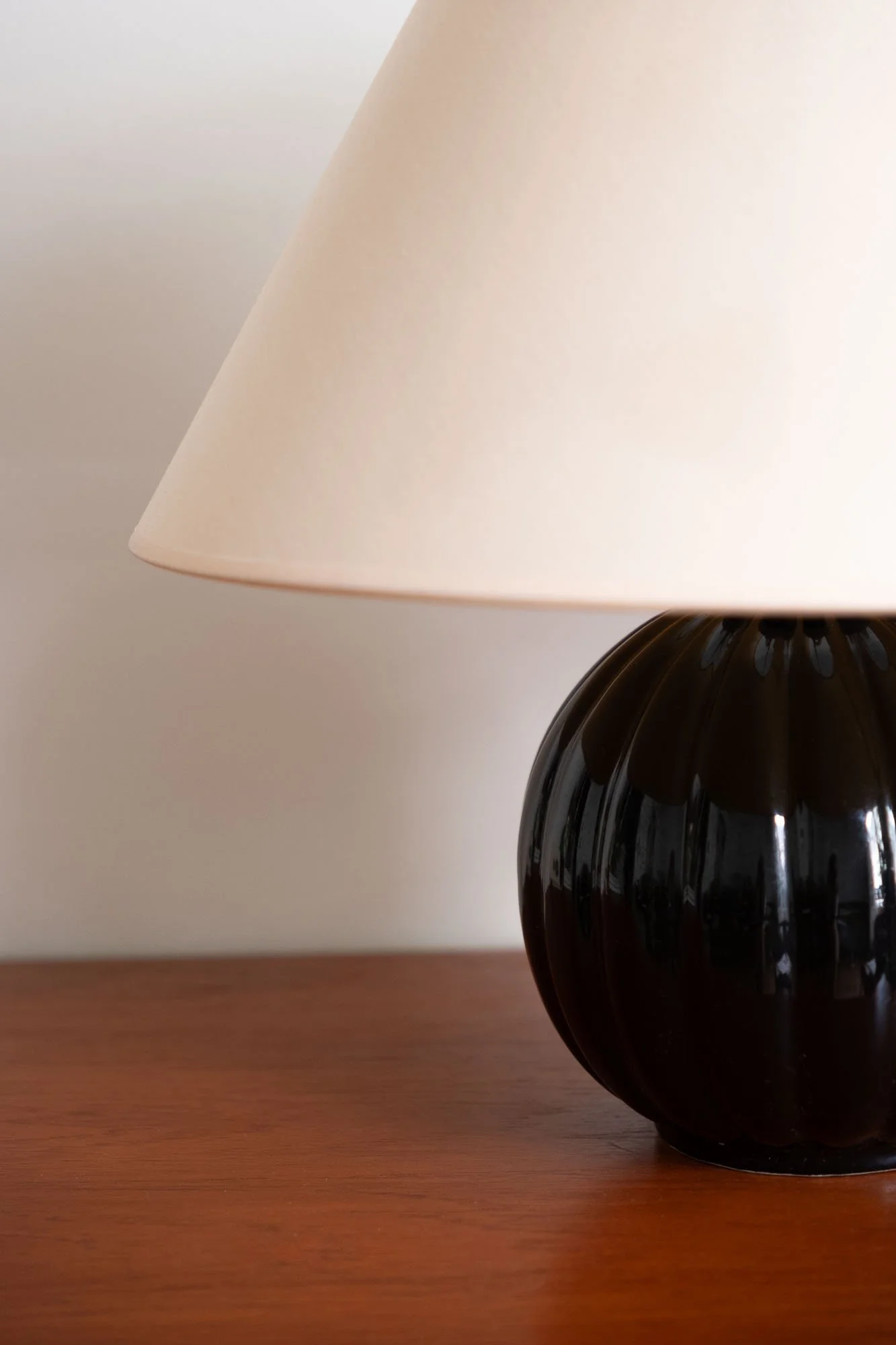 Lampe-pied-céramique-noir-vintage-Pupilles-Vintage-Rennes5.jpg