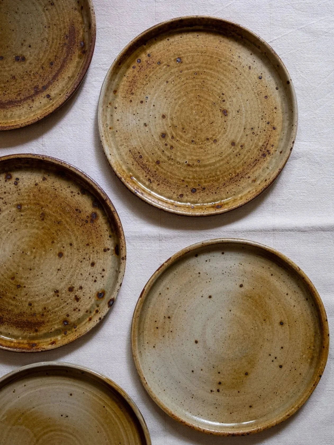 Assiettes-plates-en-gre%CC%80s-pyrite%CC%81-artisanal-Pupilles-Vintage-Rennes8.jpg