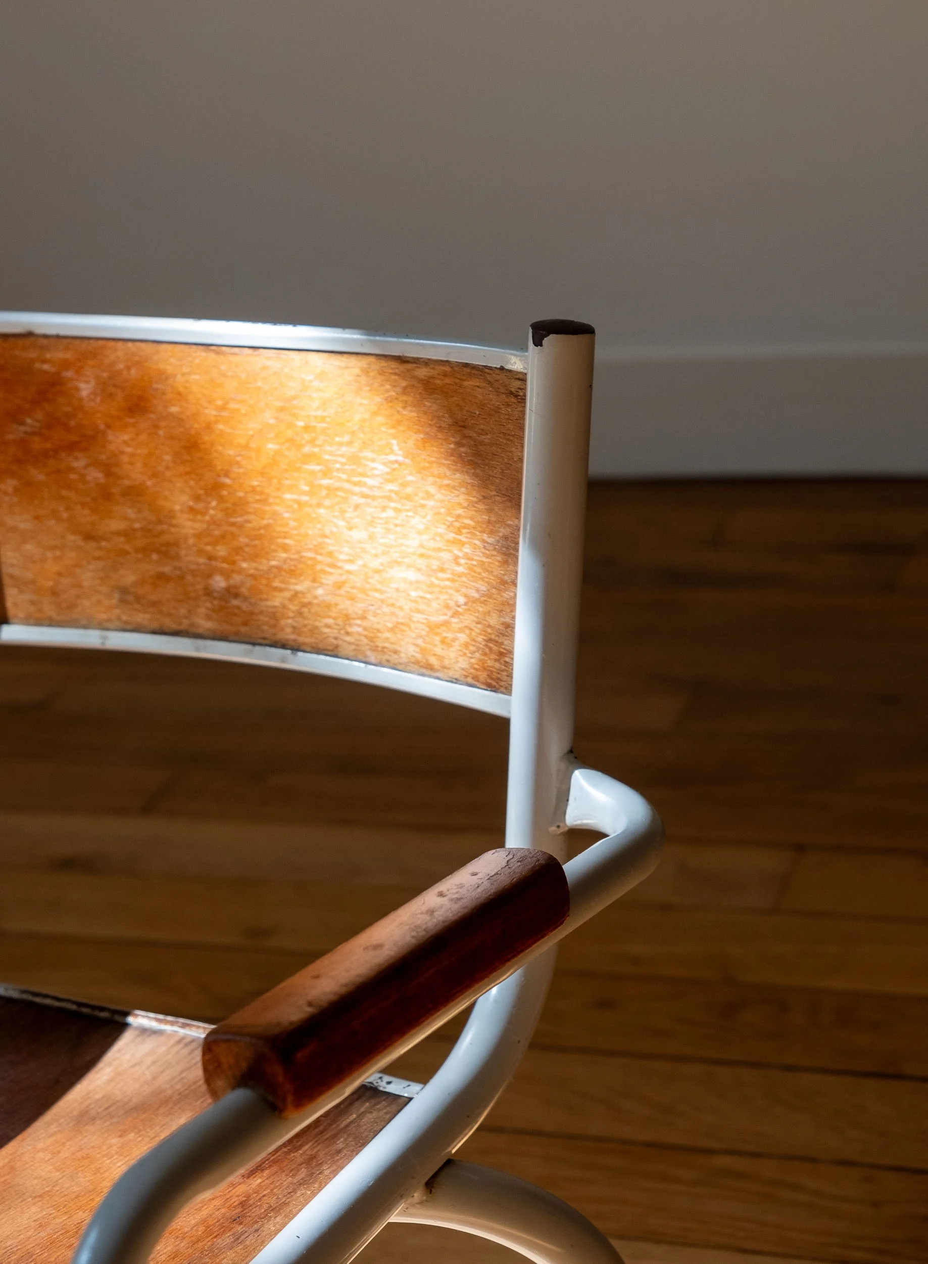 zoom sur le dossier de la chaise vintage d'école maternelle des années 50