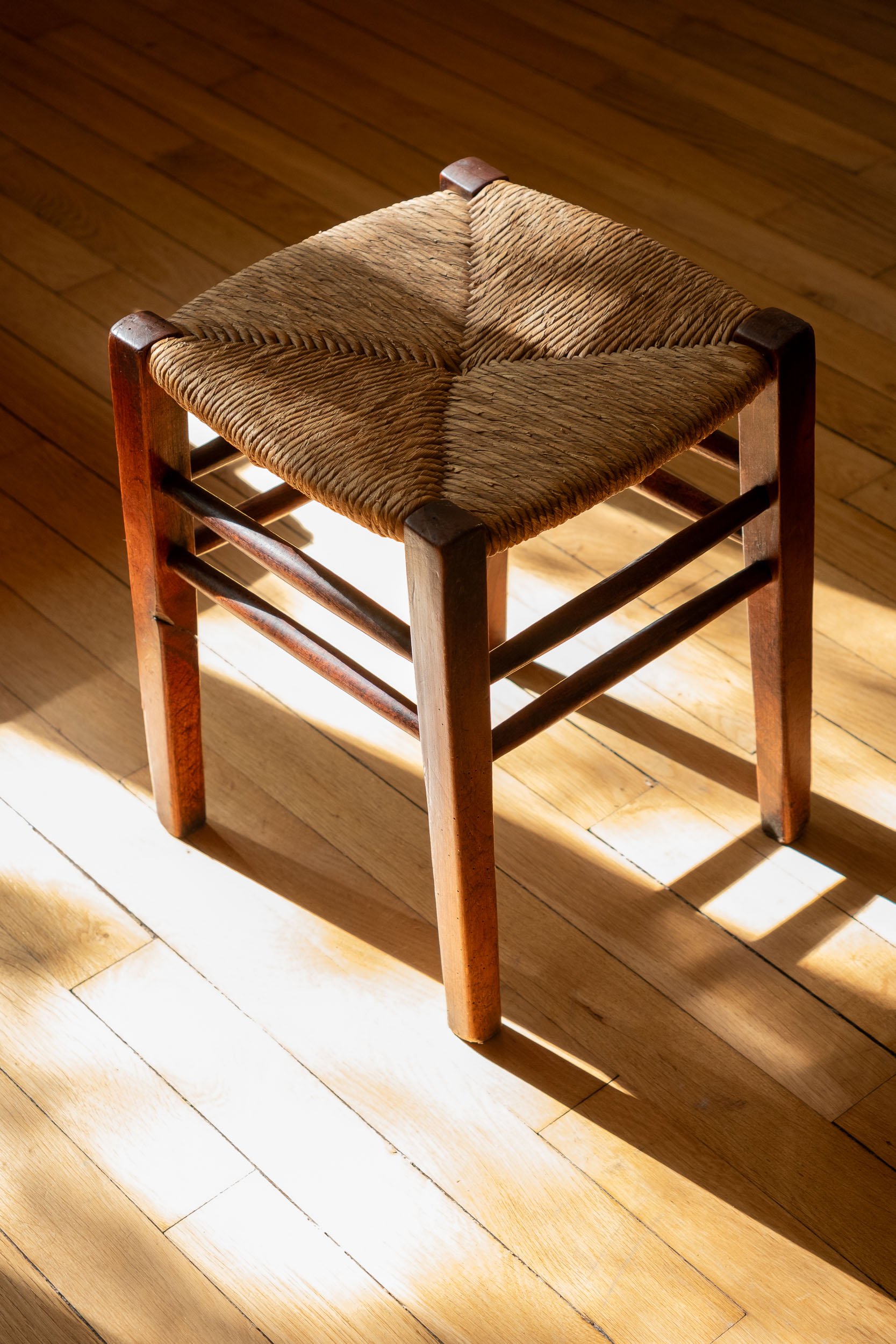 tabouret-vintage-bois-et-paille-Pupilles-Vintage-Rennes1.jpg