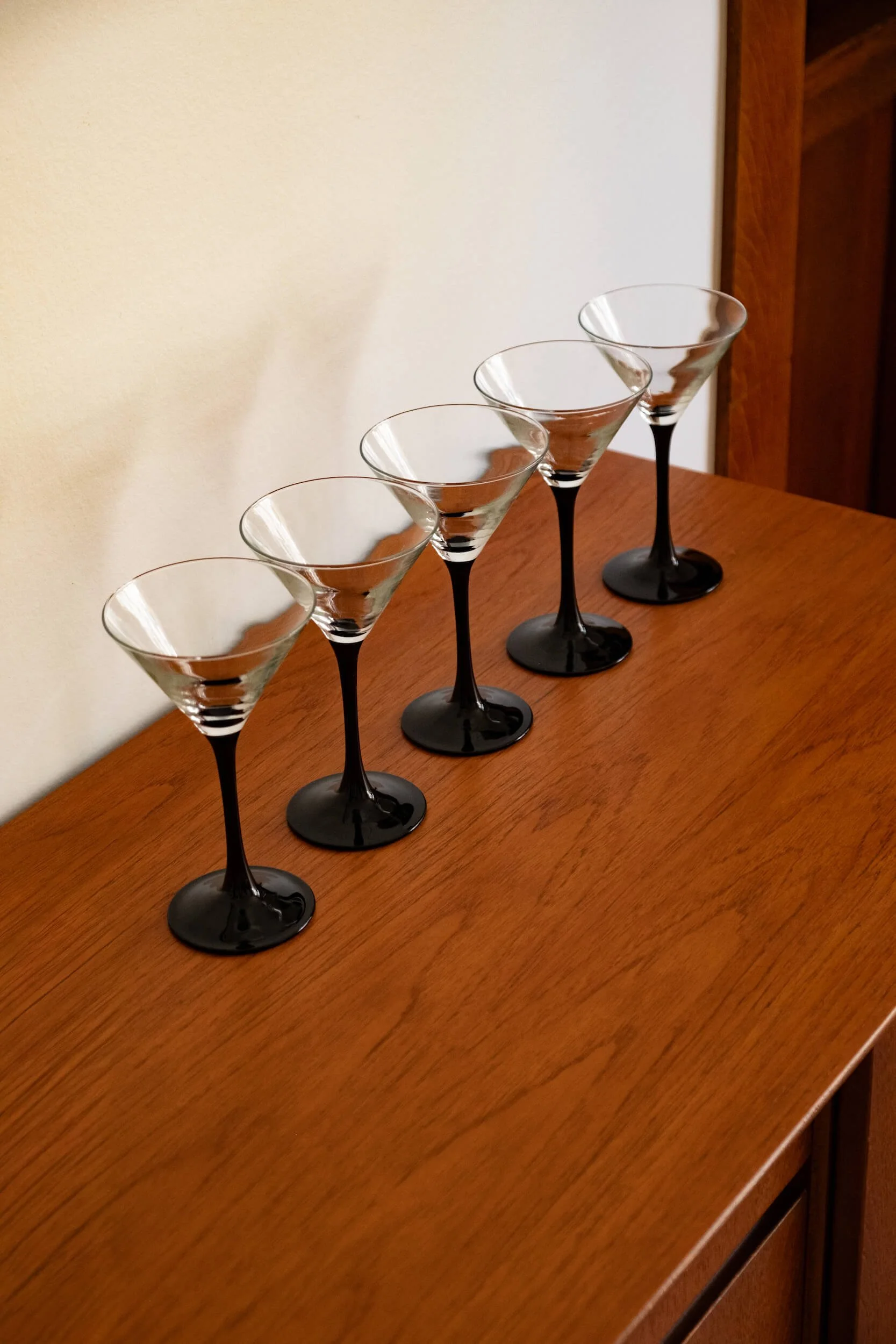 vue sur les verres à cocktail de la marque française Luminarc des années 70 vintage