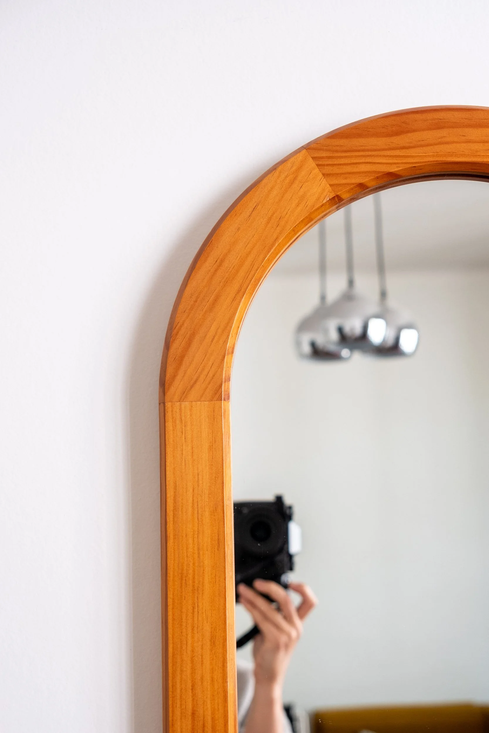 zoom sur l'arche en bois de ce miroir vintage des années 70
