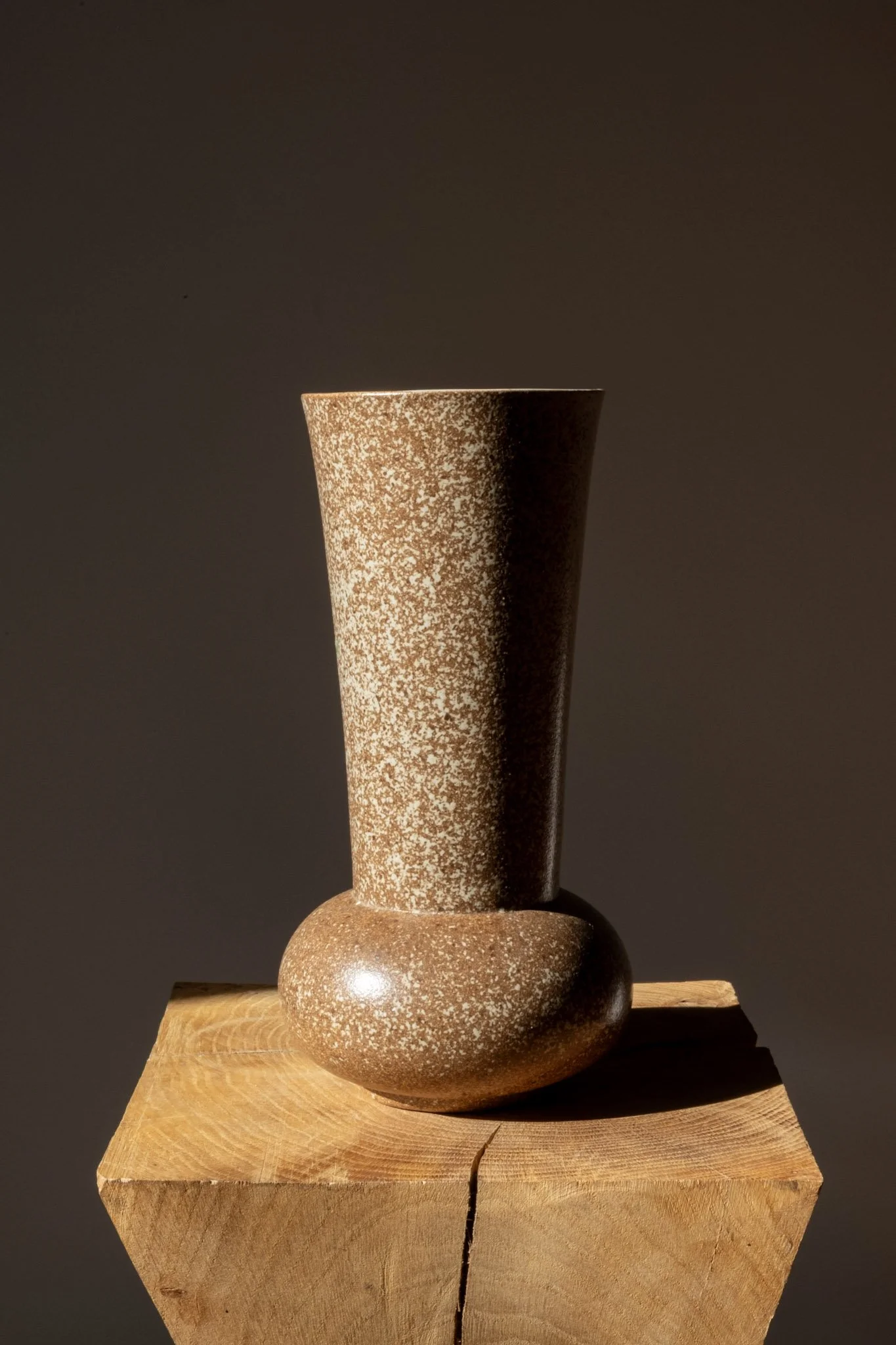Vase sculptural en grès moucheté - Années 50/60