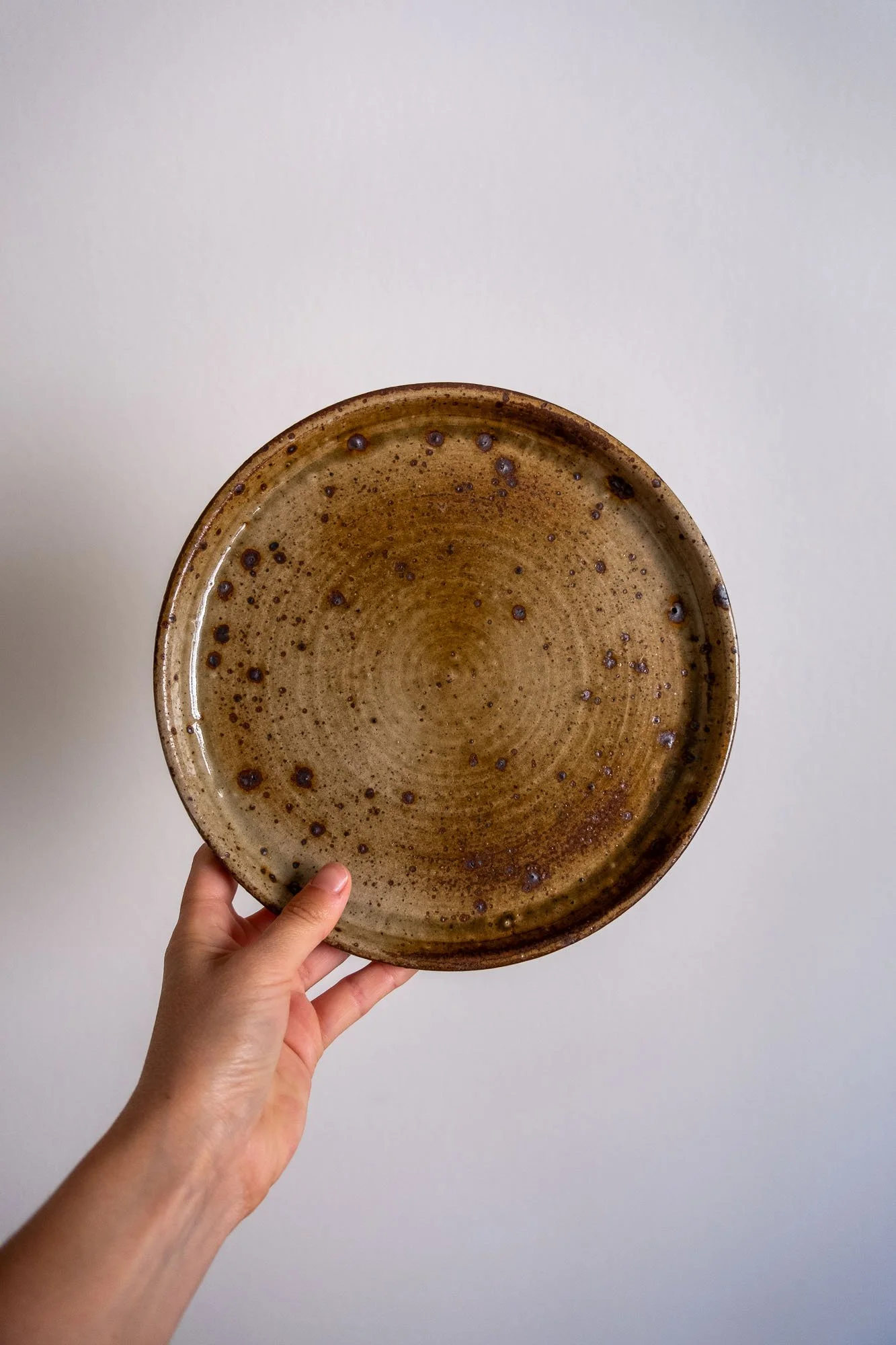 Assiettes-plates-en-grès-pyrité-artisanal-Pupilles-Vintage-Rennes5.jpg