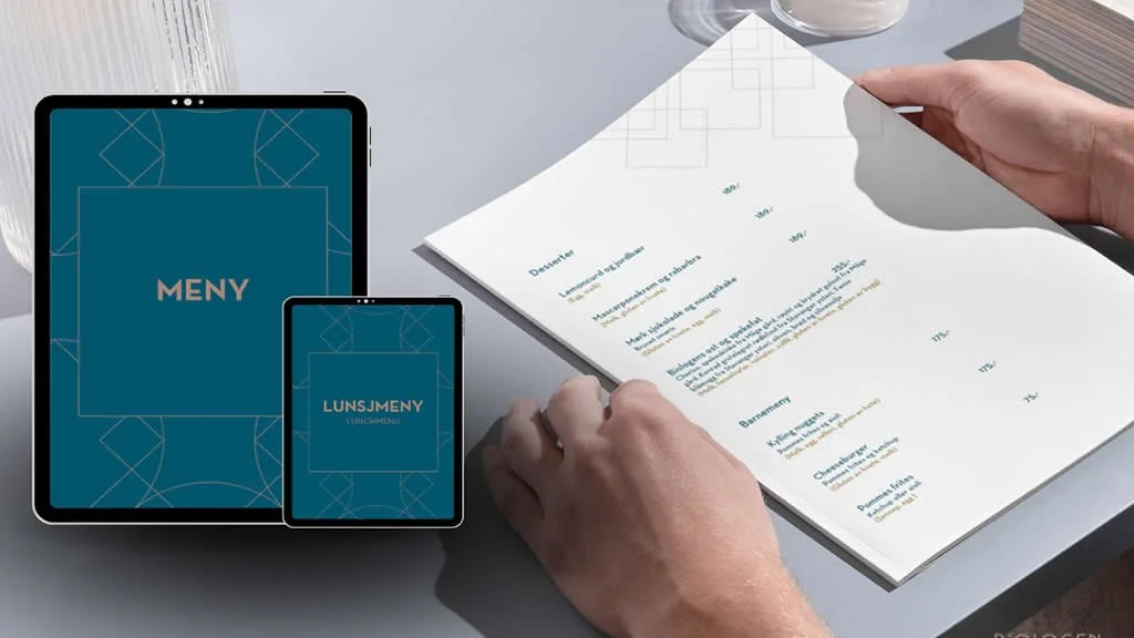 To digitale skjermer viser menyer, plassert på et bord ved siden av et fysisk menyhefte. En person holder i menyheftet.