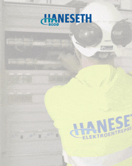 En person iført hvit hjelm og beskyttelsesbriller står foran elektriske tavler iført en gul jakke med logoet 'HANSETH ELEKTROENTREPRENØR'.