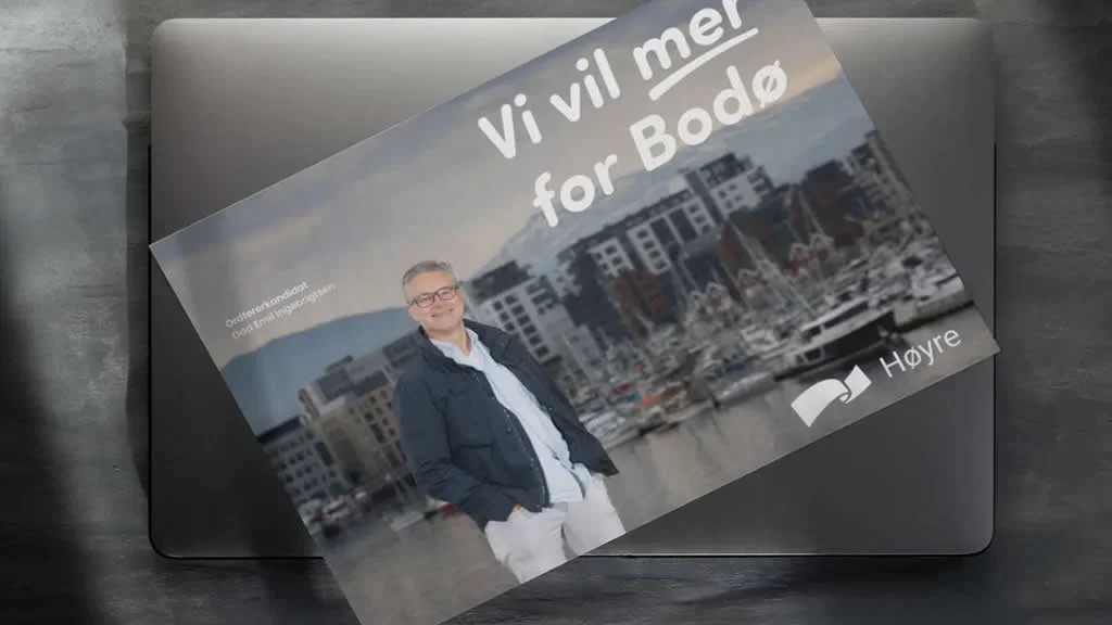 Plakat med bilde av en mann foran en marina med båter og by i bakgrunnen, med teksten 'Vi vil mer for Bodø' på norsk.