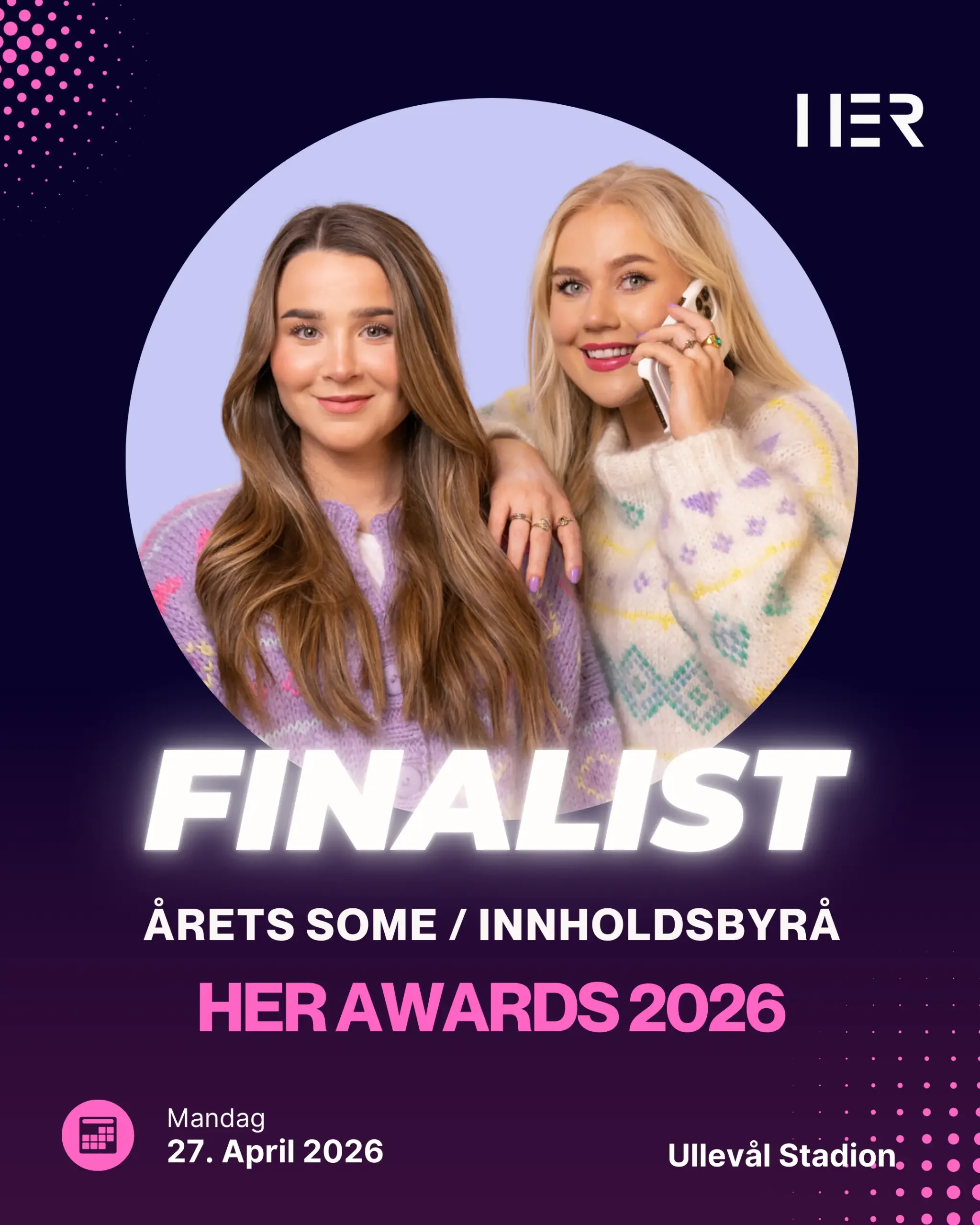 En plakat for finalen i Her AWARDS 2026, inkludert dato og sted, viser to kvinner smilende, en med telefonen til øret, med lyse og rolige farger, og teksten er på norsk og engelsk.