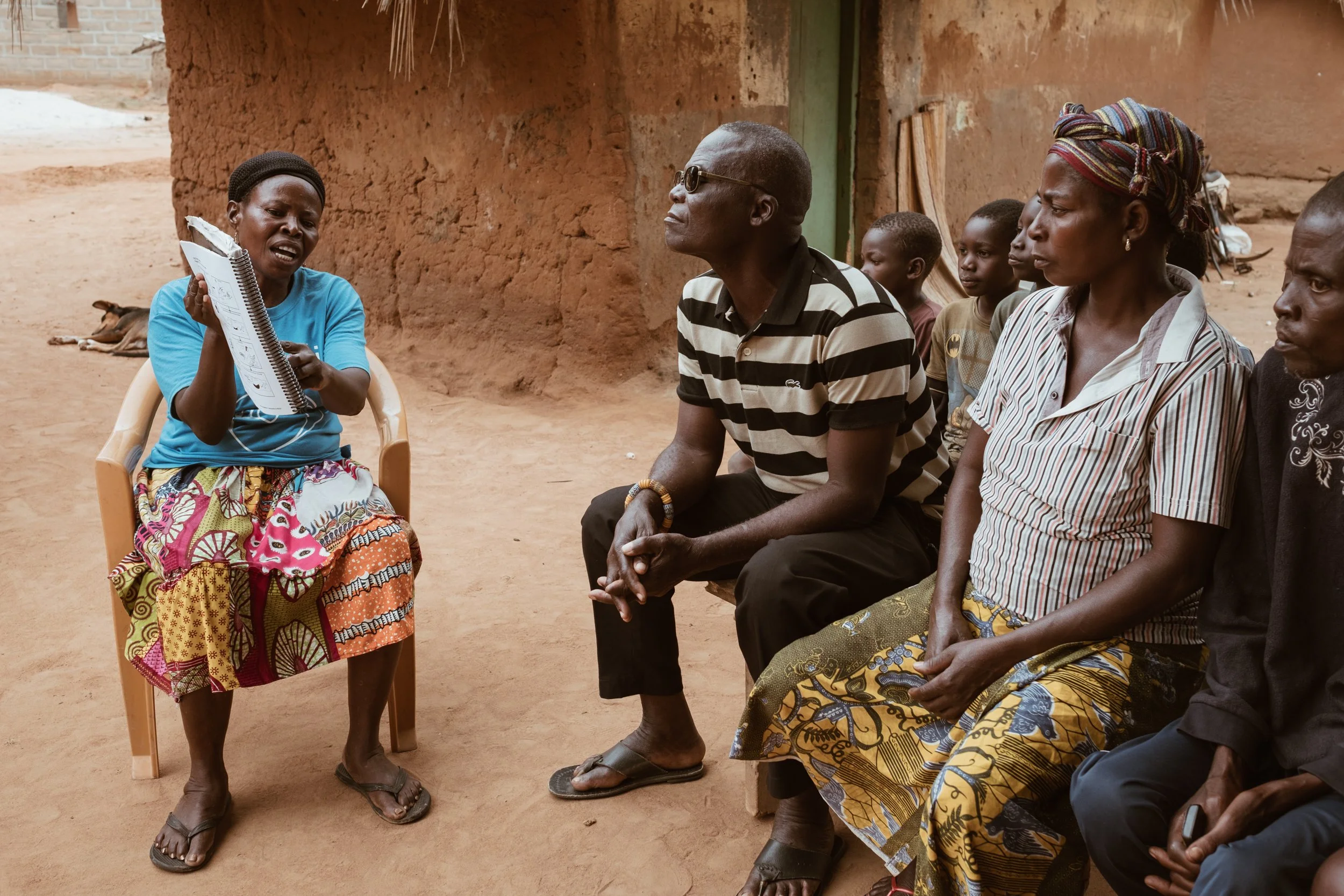 Basic health lessons being taught by a community health promoter