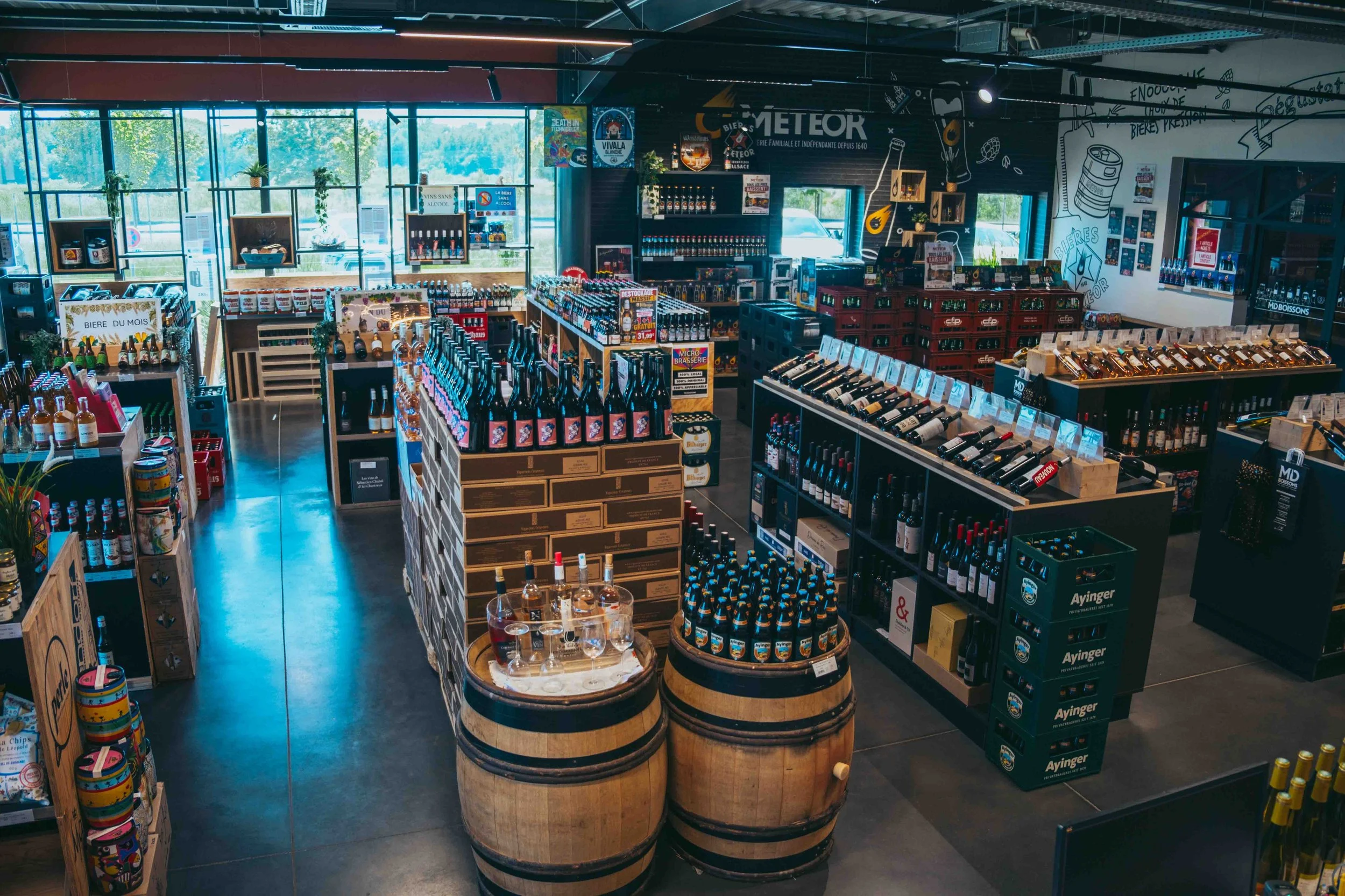 Explorez notre corner vin et bière avec une large sélection de cuvées et de références artisanales ou internationales, large gamme de bières allemandes : Rothaus, Paulaner, Ayinger, Franziskaner, Rigele, Warsteiner, Schneider weisse, Weihenstephaner.