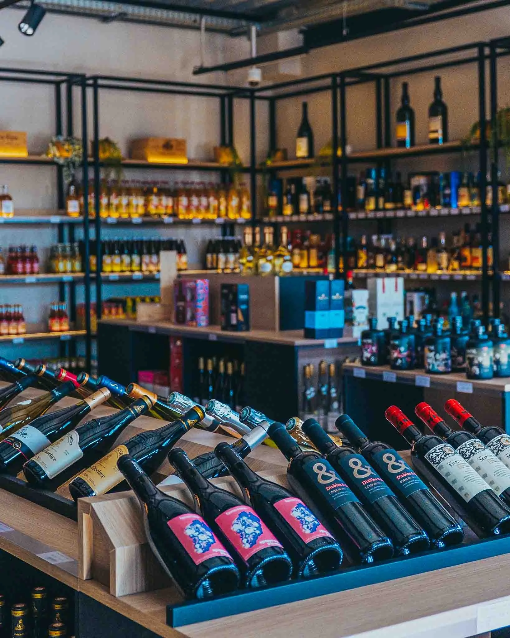 Découvrez notre corner mixologie avec une sélection de spiritueux et de softs premium, idéale pour créer des cocktails de qualité et explorer de nouvelles saveurs.