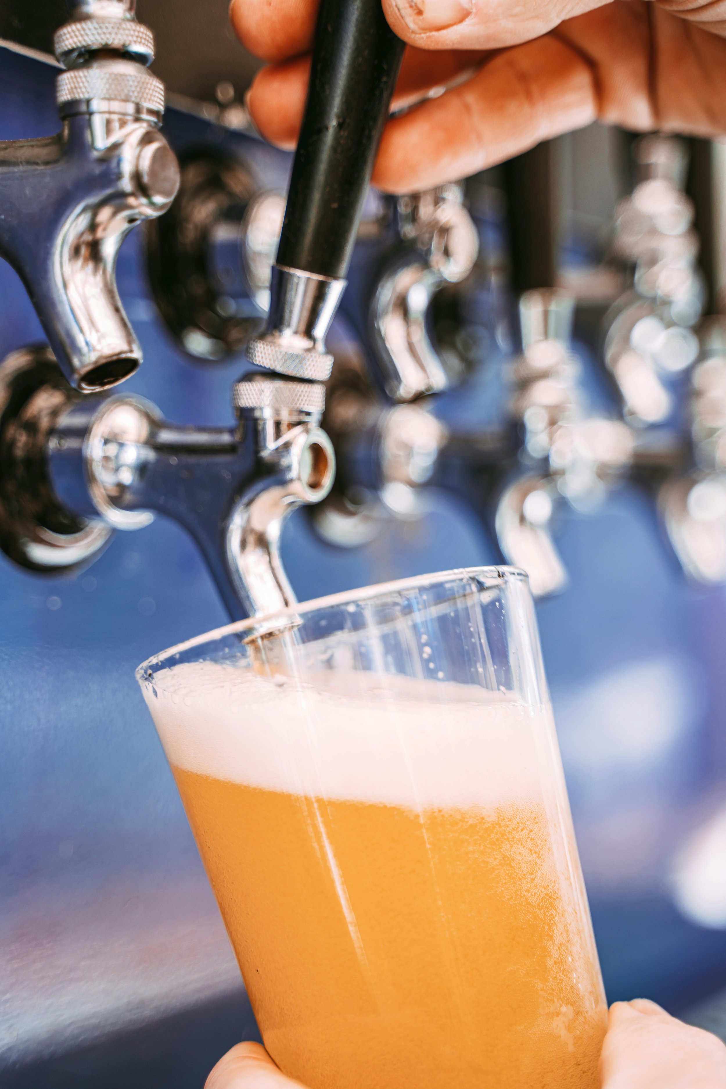 Optez pour la location de tireuse à bière La Maison des Boissons et profitez d’une solution clé en main pour servir une bière pression fraîche et de qualité lors de vos événements.
