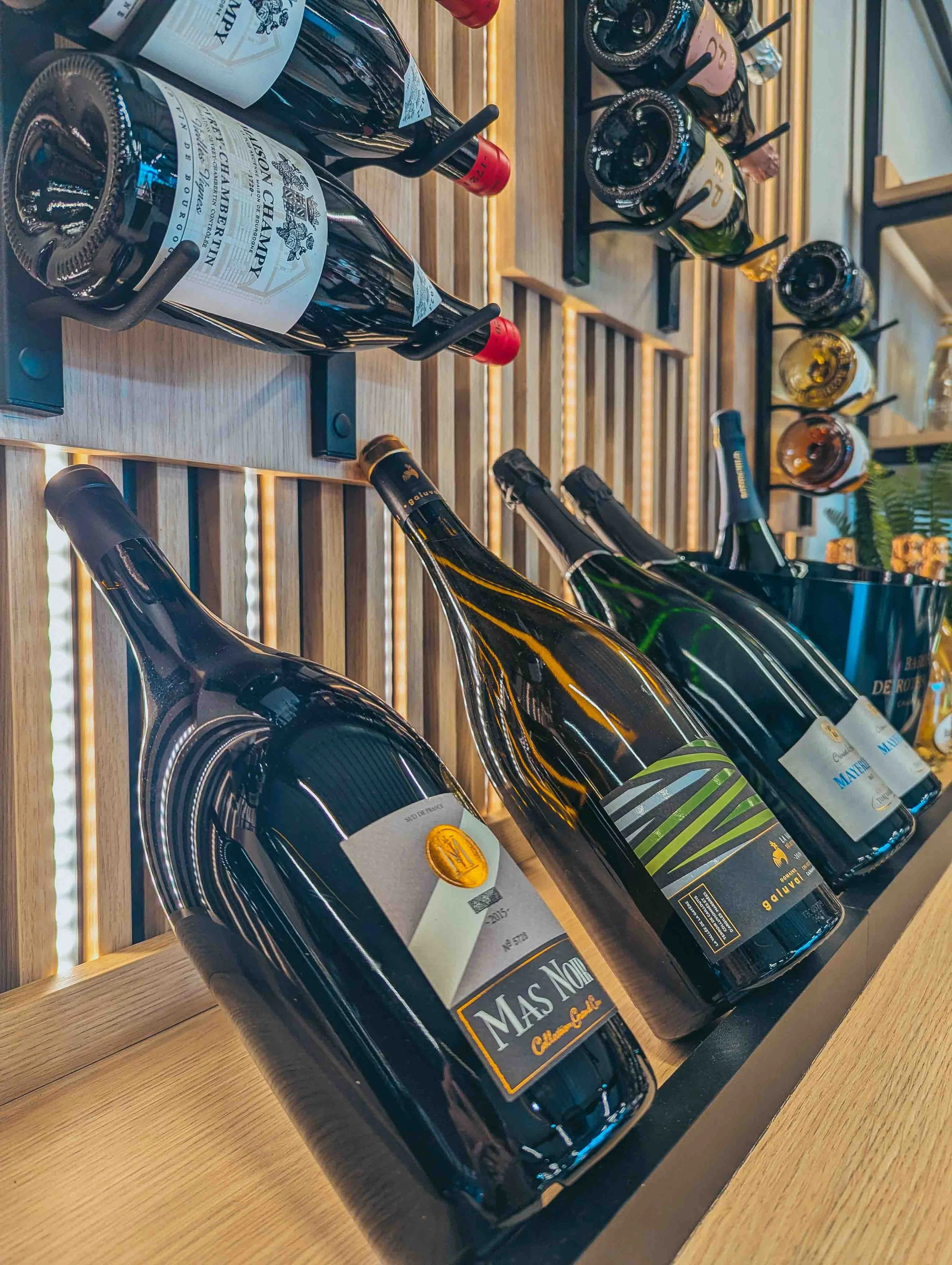 Découvrez les coffrets vin magnums La Maison des Boissons, une sélection généreuse de grandes bouteilles idéale pour marquer les occasions spéciales et offrir un cadeau original et convivial.