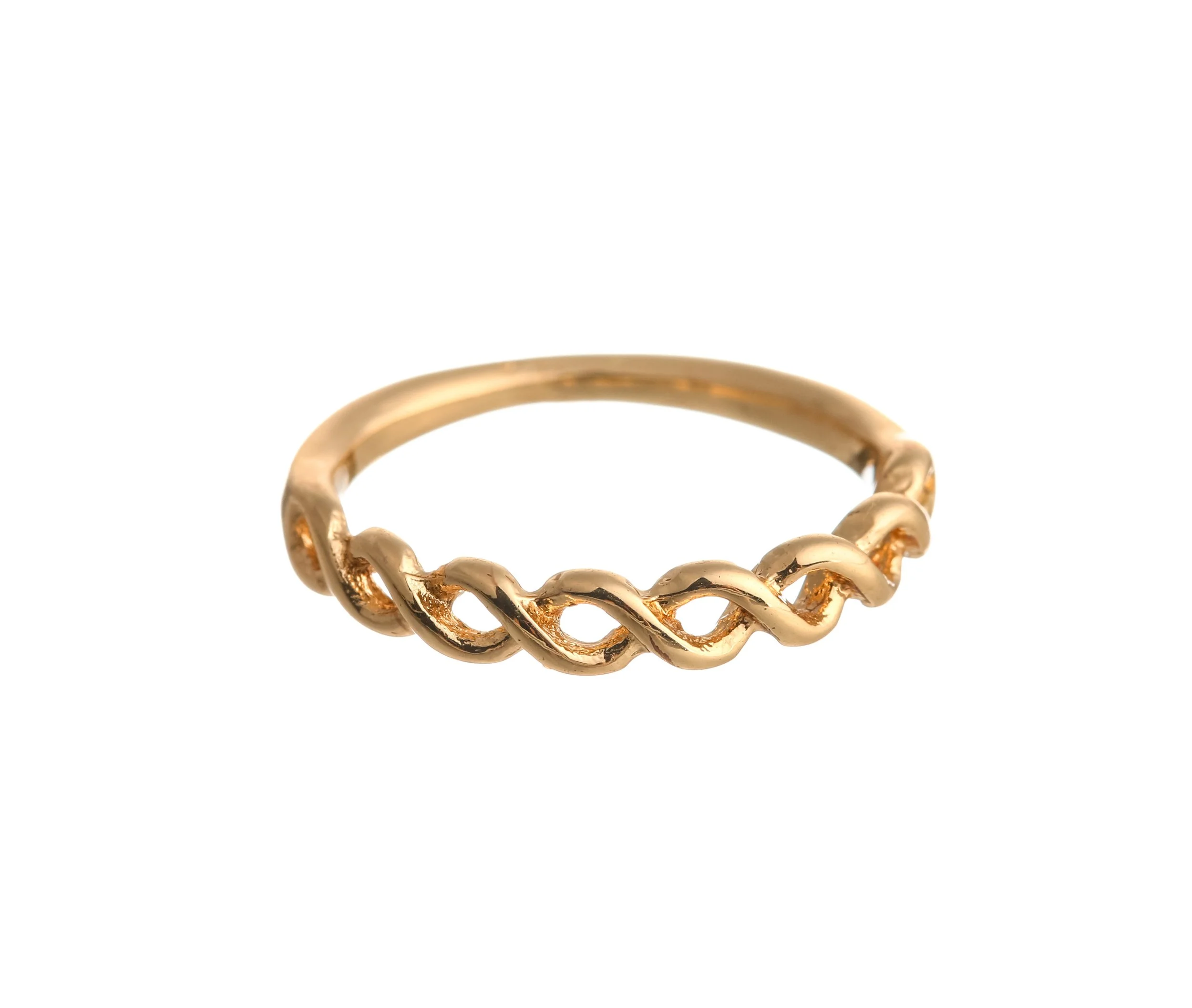 Goldring mit einem verdrehten, glänzenden Muster auf weißem Hintergrund.