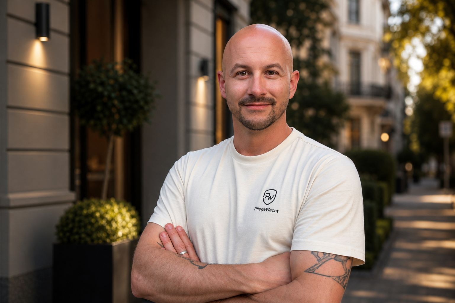 Tobias Ostermann vor einem Wohnhaus.