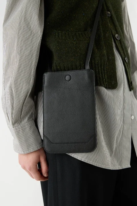 BAMFORD_elm-merino-vest-green-_-leather-pouch-black-73.webp