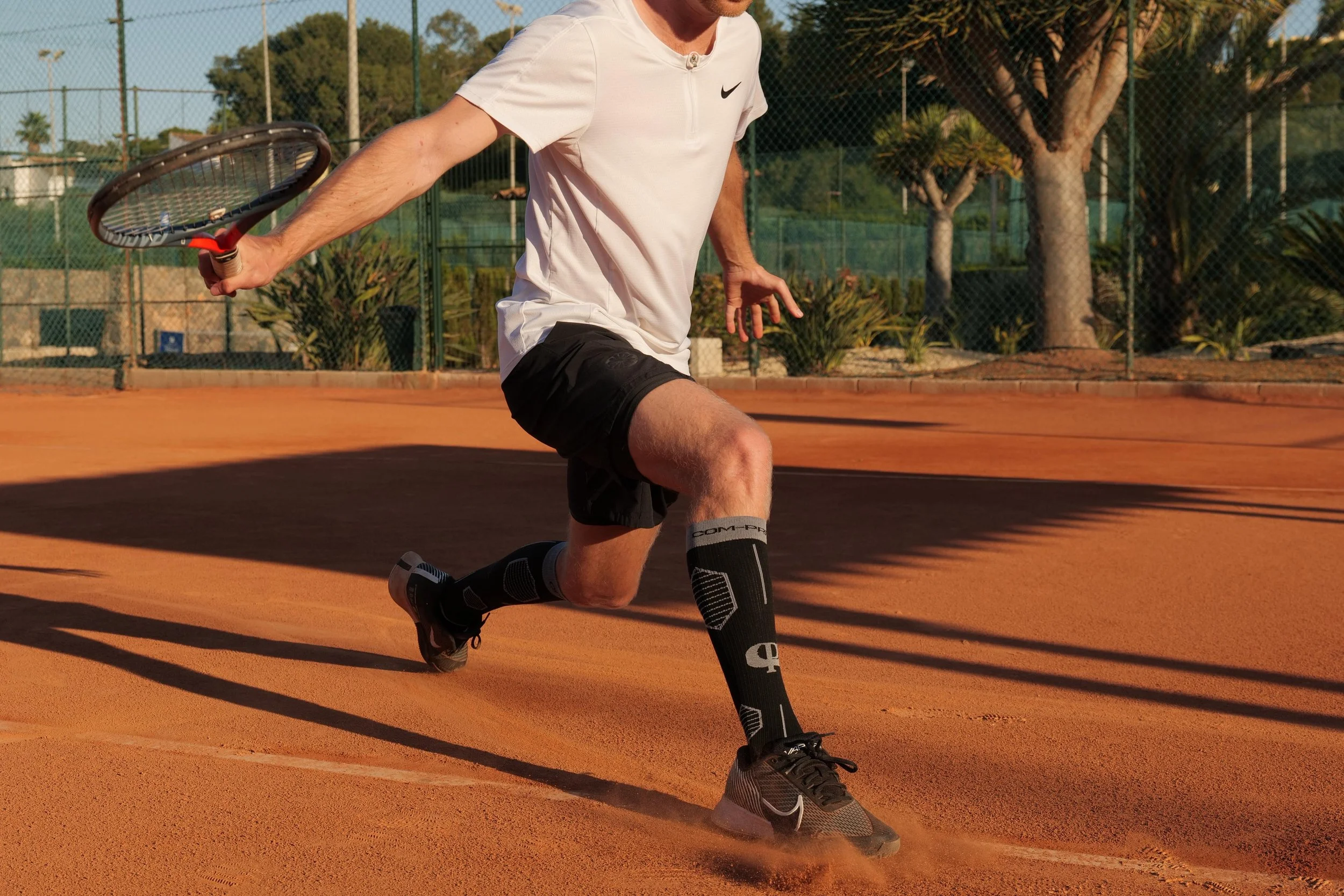 Man aan het tennissen op een gravelbaan