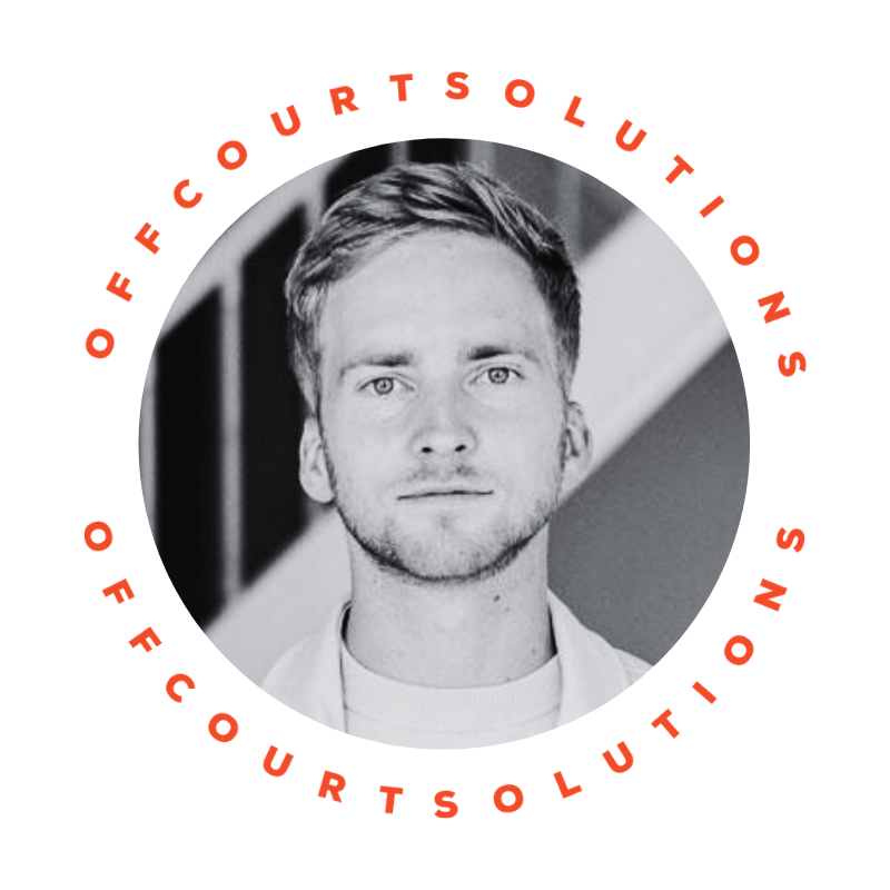 Portret van medeoprichter van OffCourt Solutions met logo in cirkelvorm