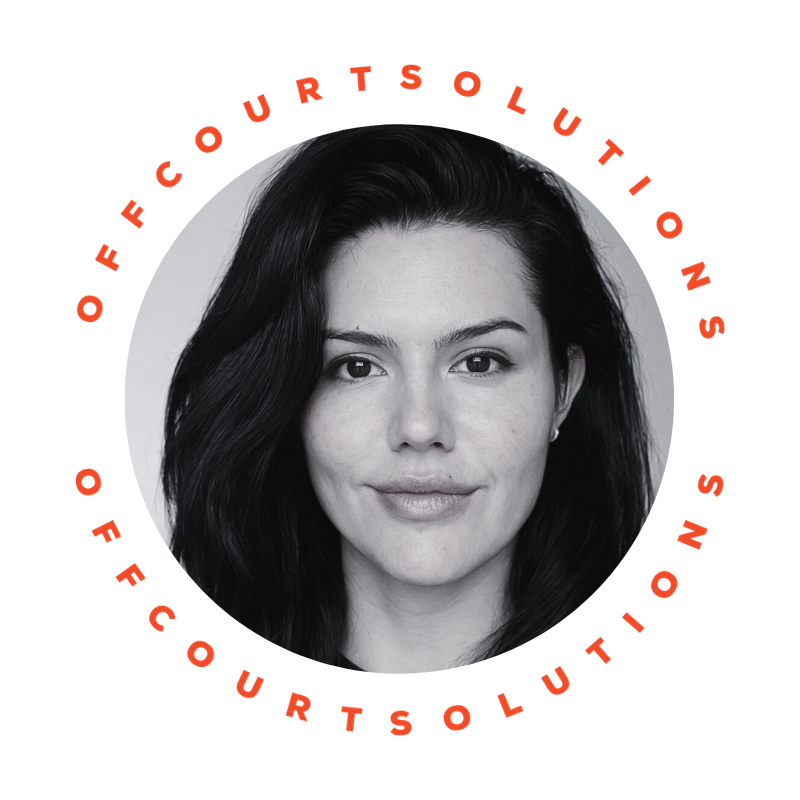 Zwart-wit portret van een vrouw met lang, golvend haar, omringd door de woorden 'OFFCOURTSOLUTIONS' in een cirkel in oranje.