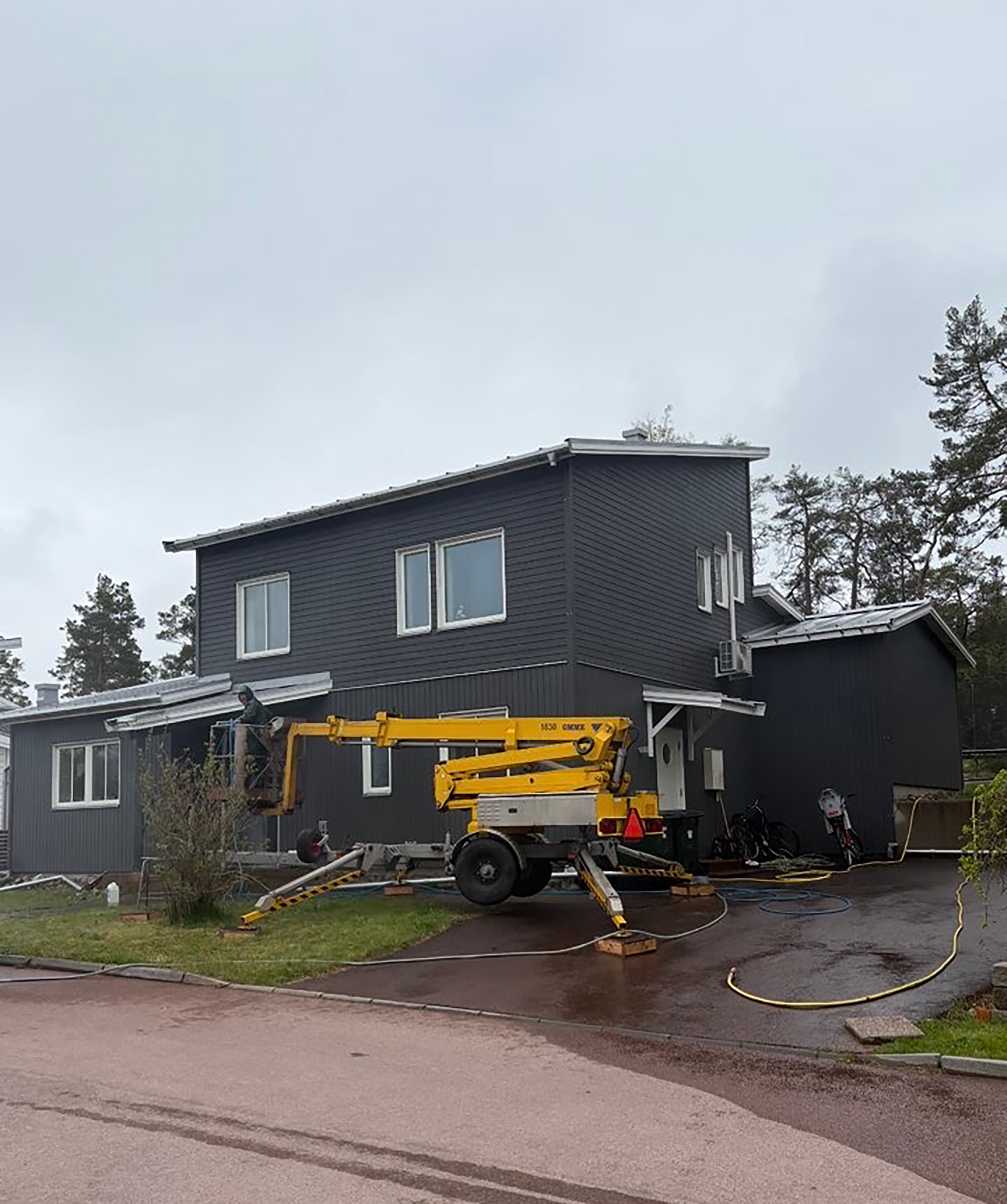 Grått hus med skylift