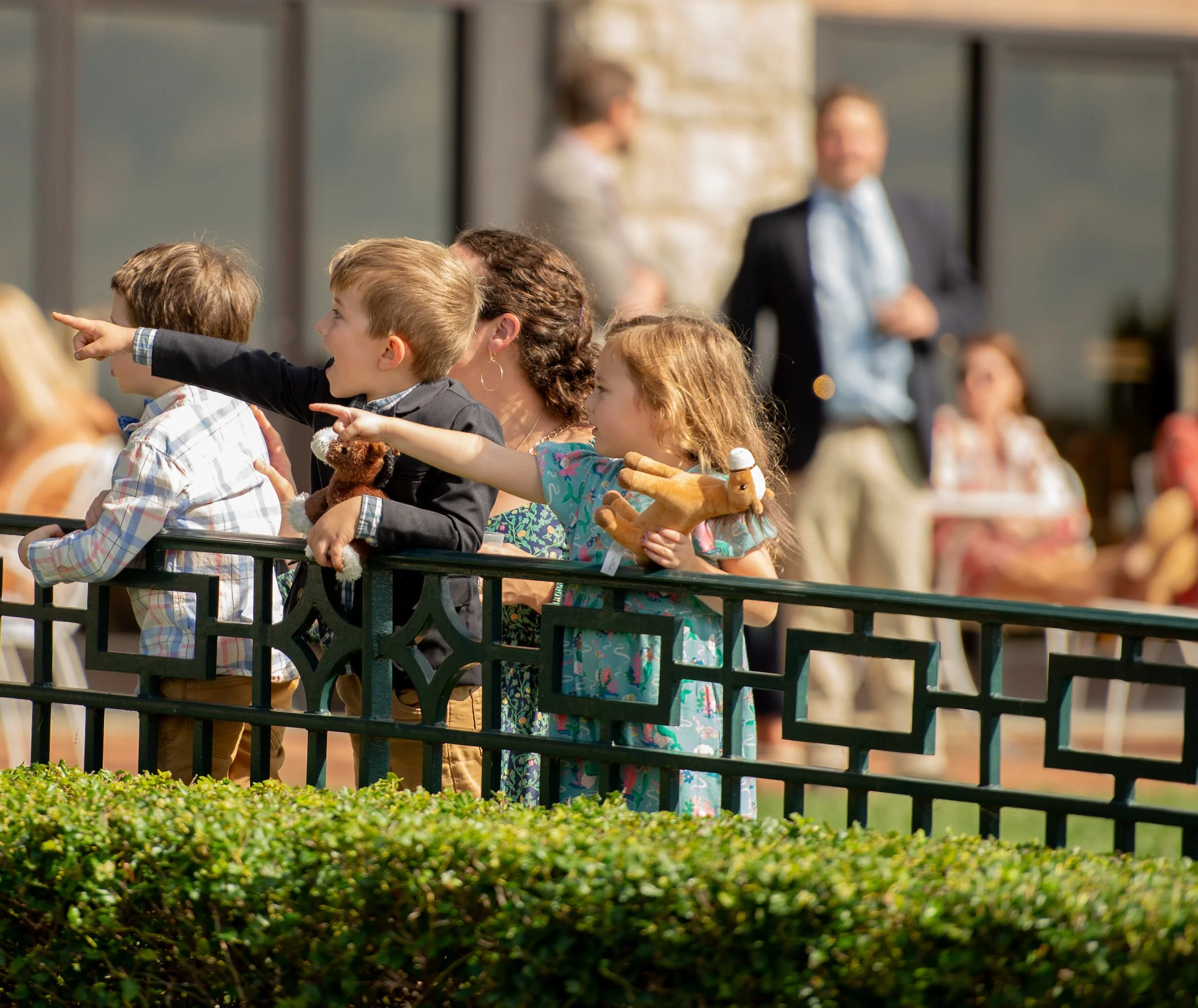 Children watching and pointing toward the track, reflecting the curiosity and accessibility of horse racing through America’s Best Racing
