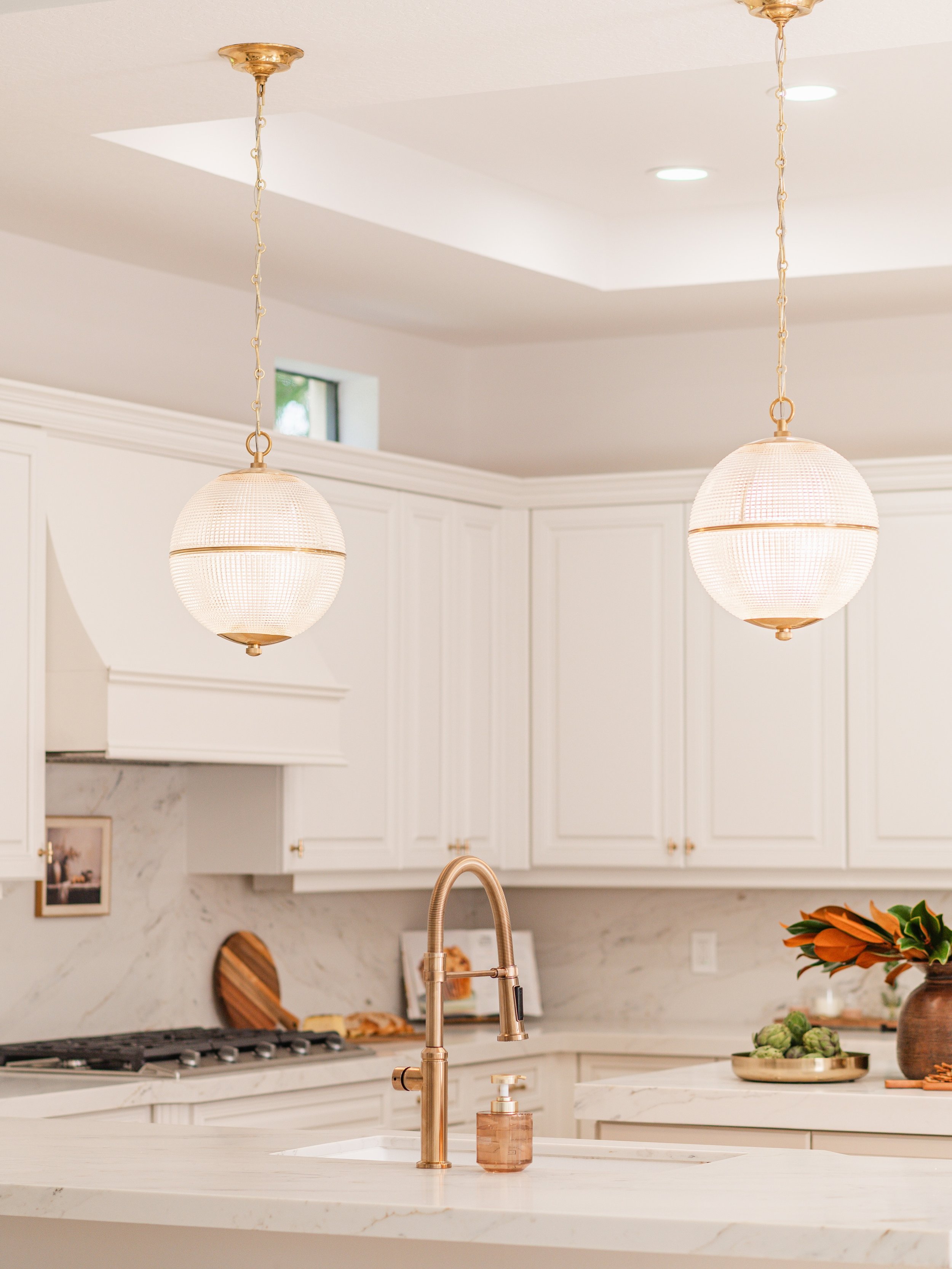 Sunday night appreciation for beautiful lighting and a quiet kitchen moment 🤍

Design @ritajowdyinteriors 
Photography @jbcphotographyfl