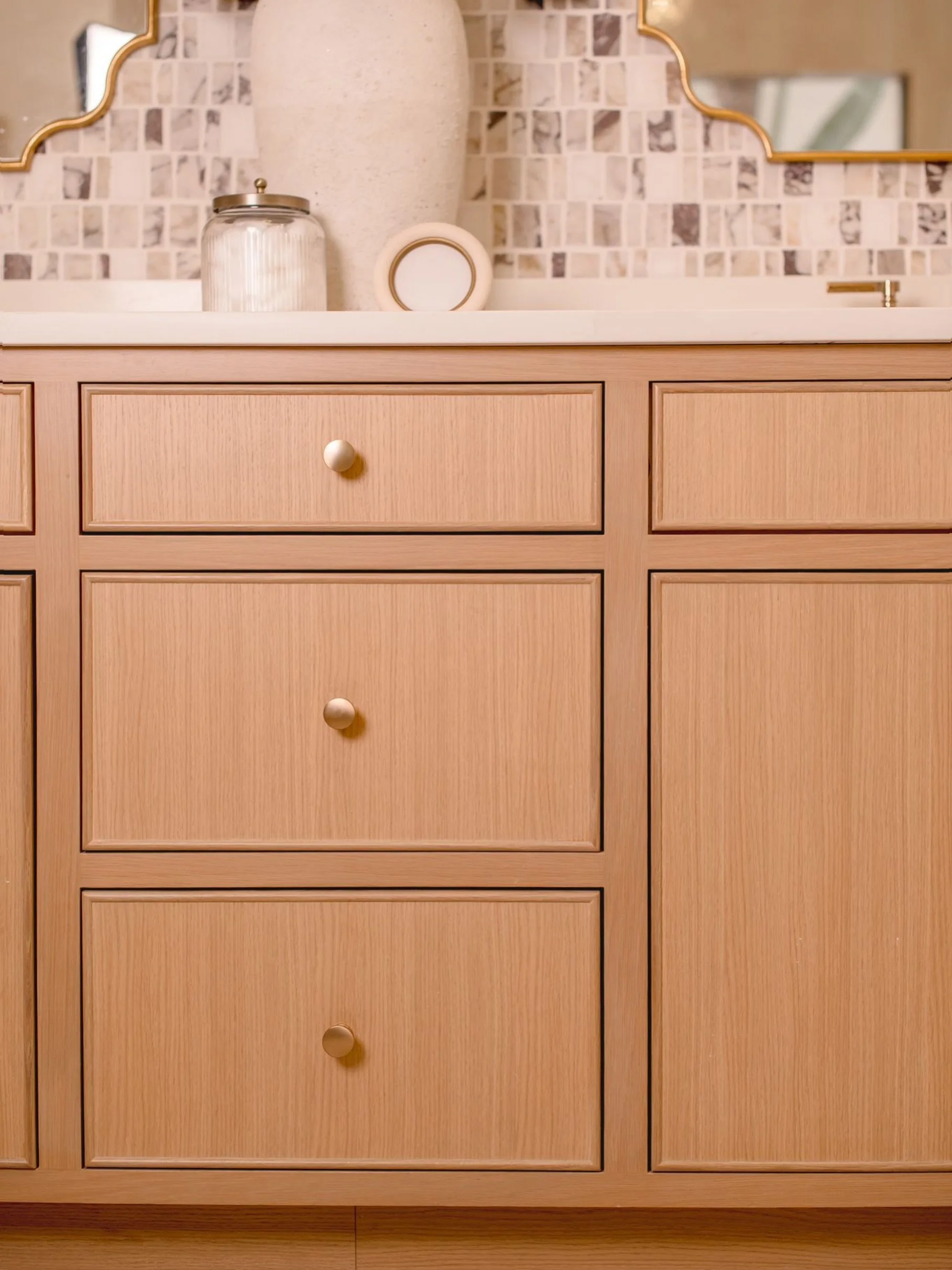 A Sunday evening moment that never gets old. A custom natural oak vanity with inset cabinetry, French gold brass, and a marble mosaic backsplash. 
Hope everyone had a wonderful weekend and is soaking up these last few hours of this nice evening 🤍

D