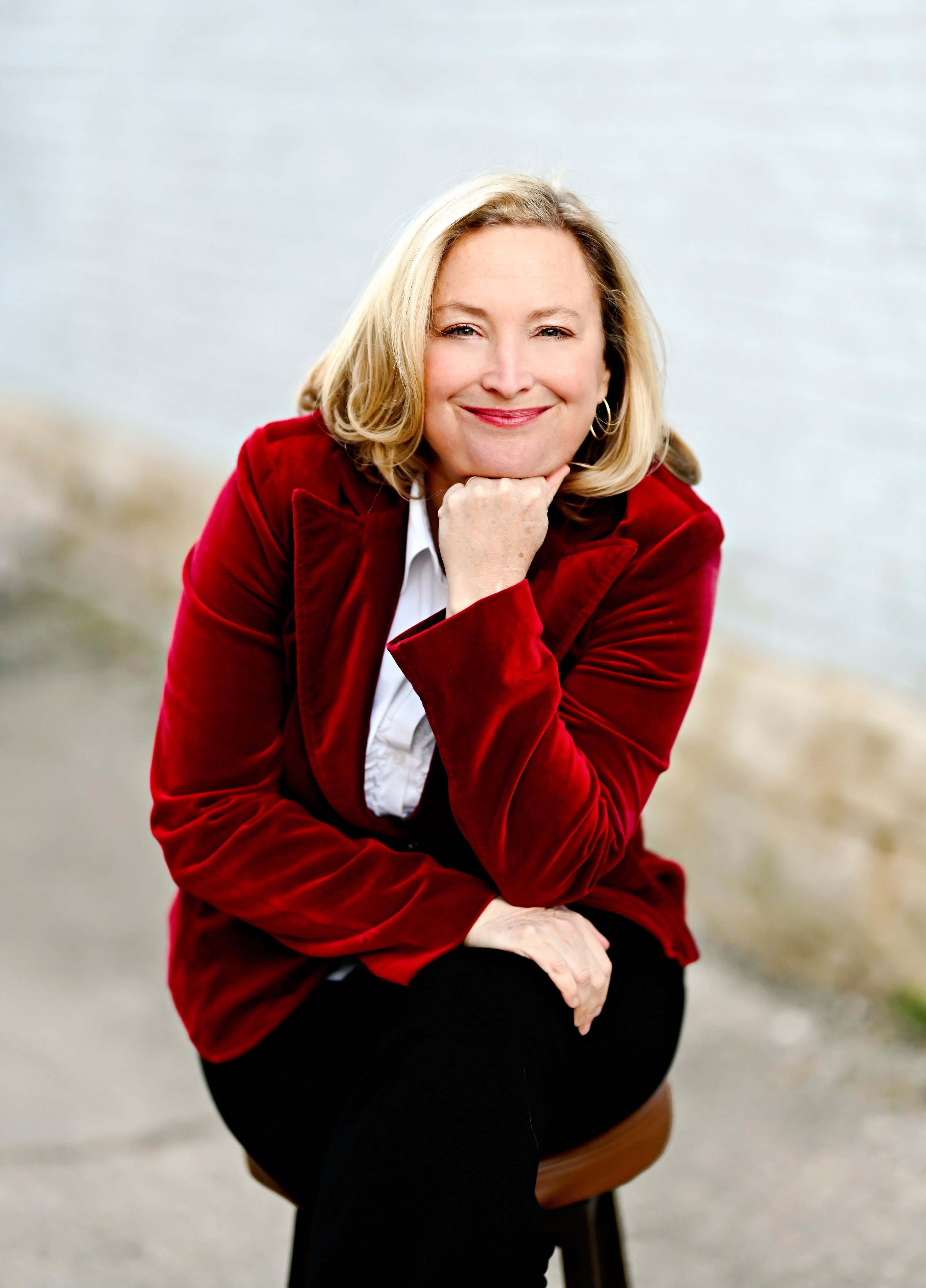 A smiling college counselor who once worked in admissions and is ready to help students get into college.
